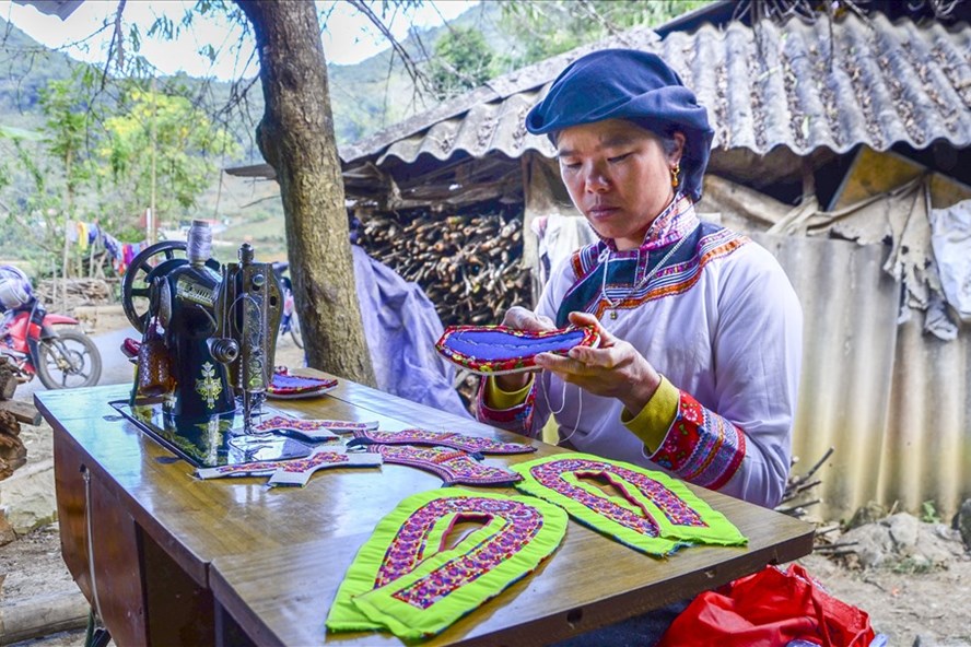 Phụ nữ Hoa (Xạ Phang) huyện Tủa Chùa thực hiện công đoạn làm giày thêu. Ảnh: Song An.
