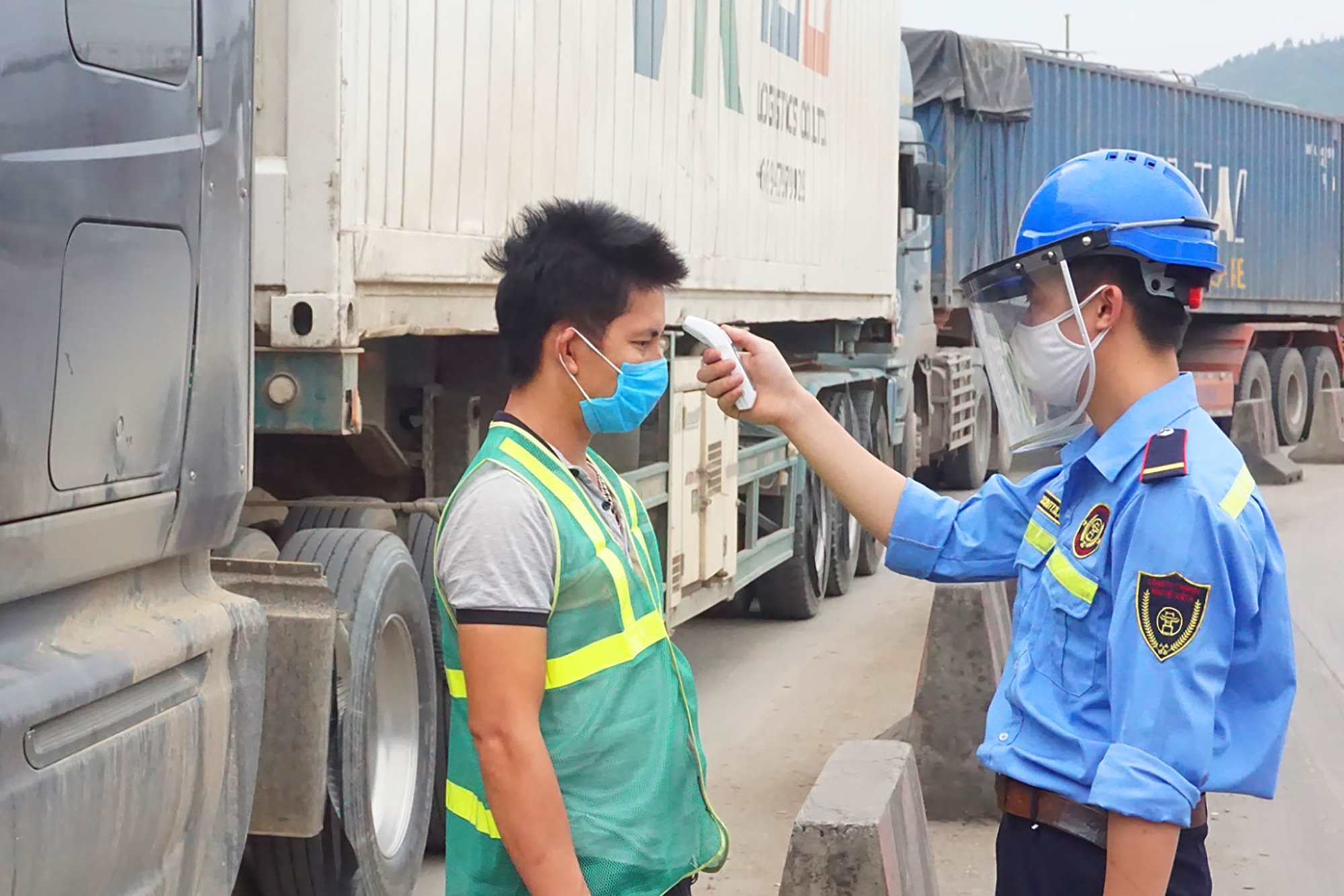 Kiểm tra thân nhiệt tại Cảng CICT Cái Lân