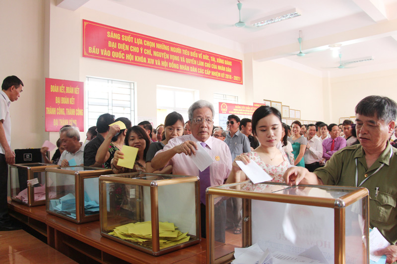 Việc bầu cử đại biểu Quốc hội và đại biểu HĐND được tiến hành theo các nguyên tắc nào?