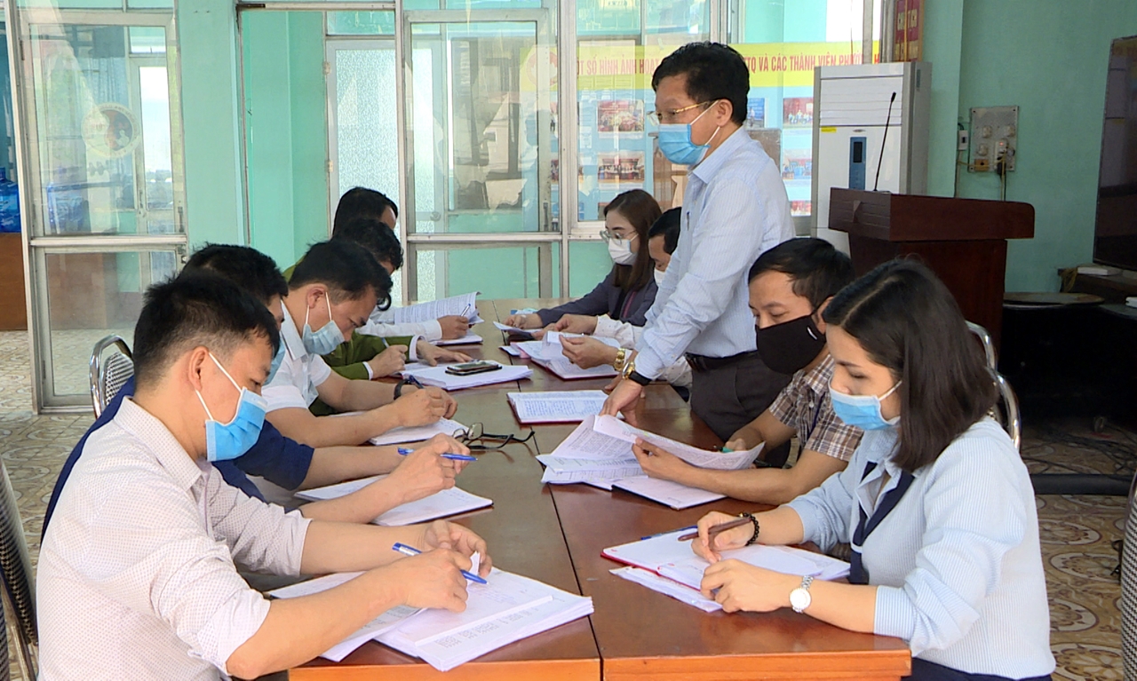 Ủy ban Bầu cử phường Hoành Bồ hướng dẫn người được giới thiệu hoàn thiện hồ sơ ứng cử