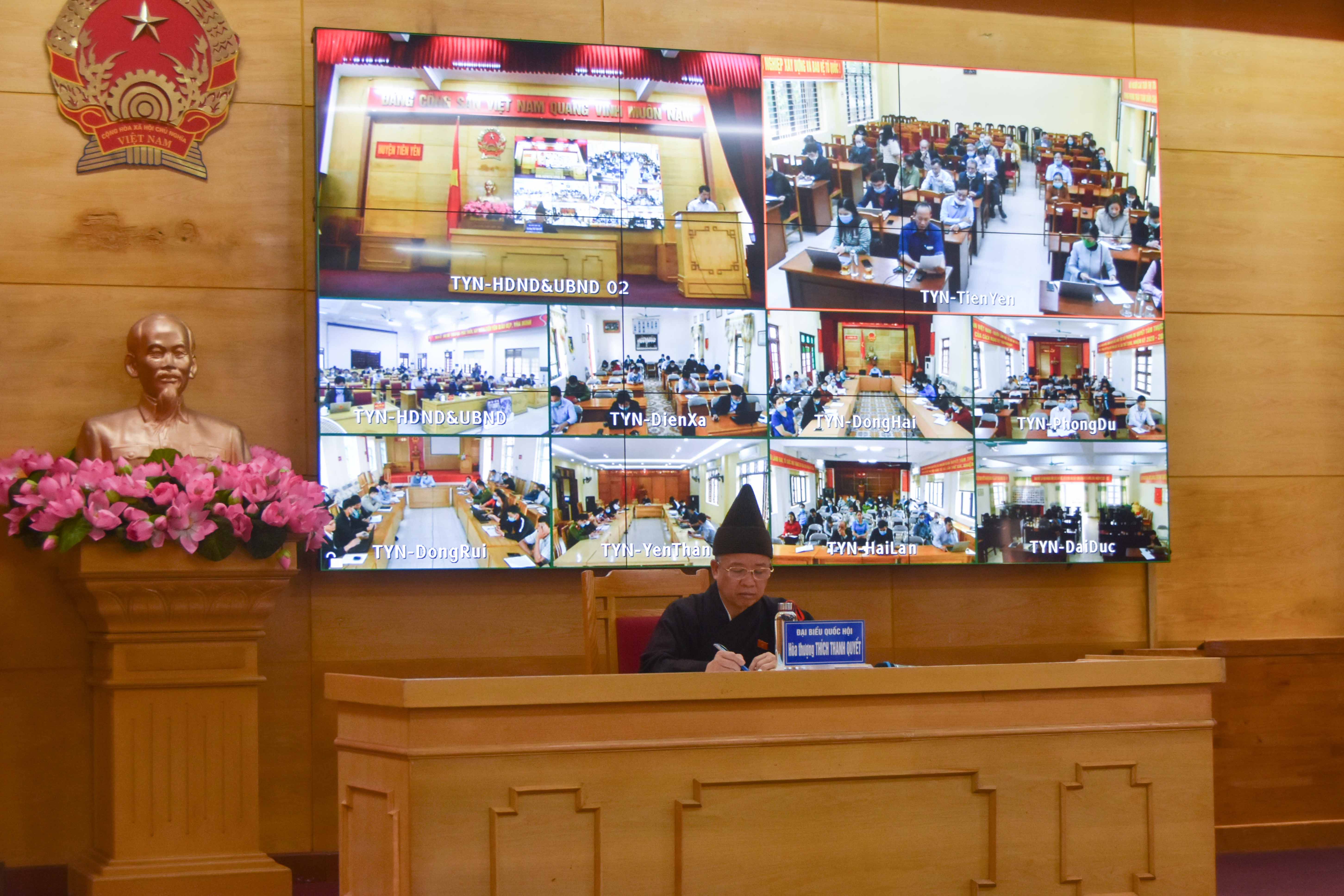 Huyện Tiên Yên tổ chức tiếp xúc cử tri theo hình thức trực tuyến, kết nối từ điểm chính tại hội trường UBND huyện tới trụ sở UBND của 11 xã, thị trấn.