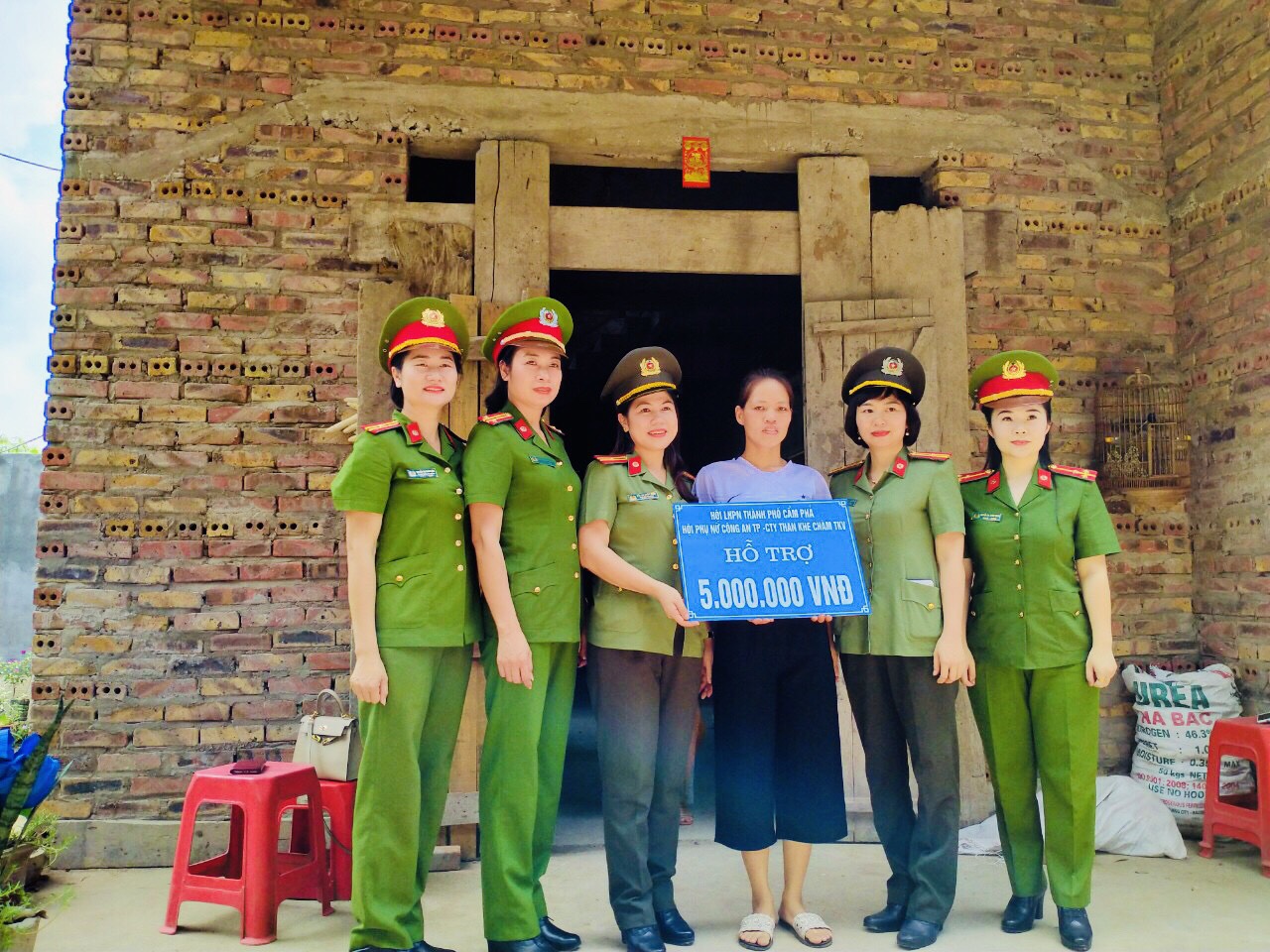 Hội phụ nữ Công an TP Cẩm Phả tặng quà cho phụ nữ nghèo vùng cao Bình Liêu.