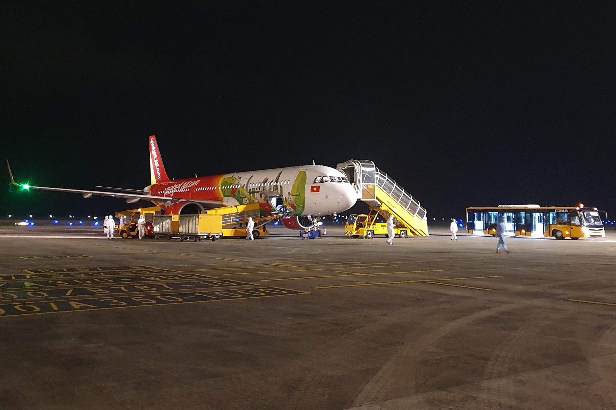 Chuyến bay Airbus A321 mang số hiệu VJ2723 của hãng hàng không Vietjet Air chở 193 hành khách là công dân Việt Nam xuất phát từ vùng dịch Nhật Bản hạ cánh an toàn xuống Sân bay quốc tế Vân Đồn