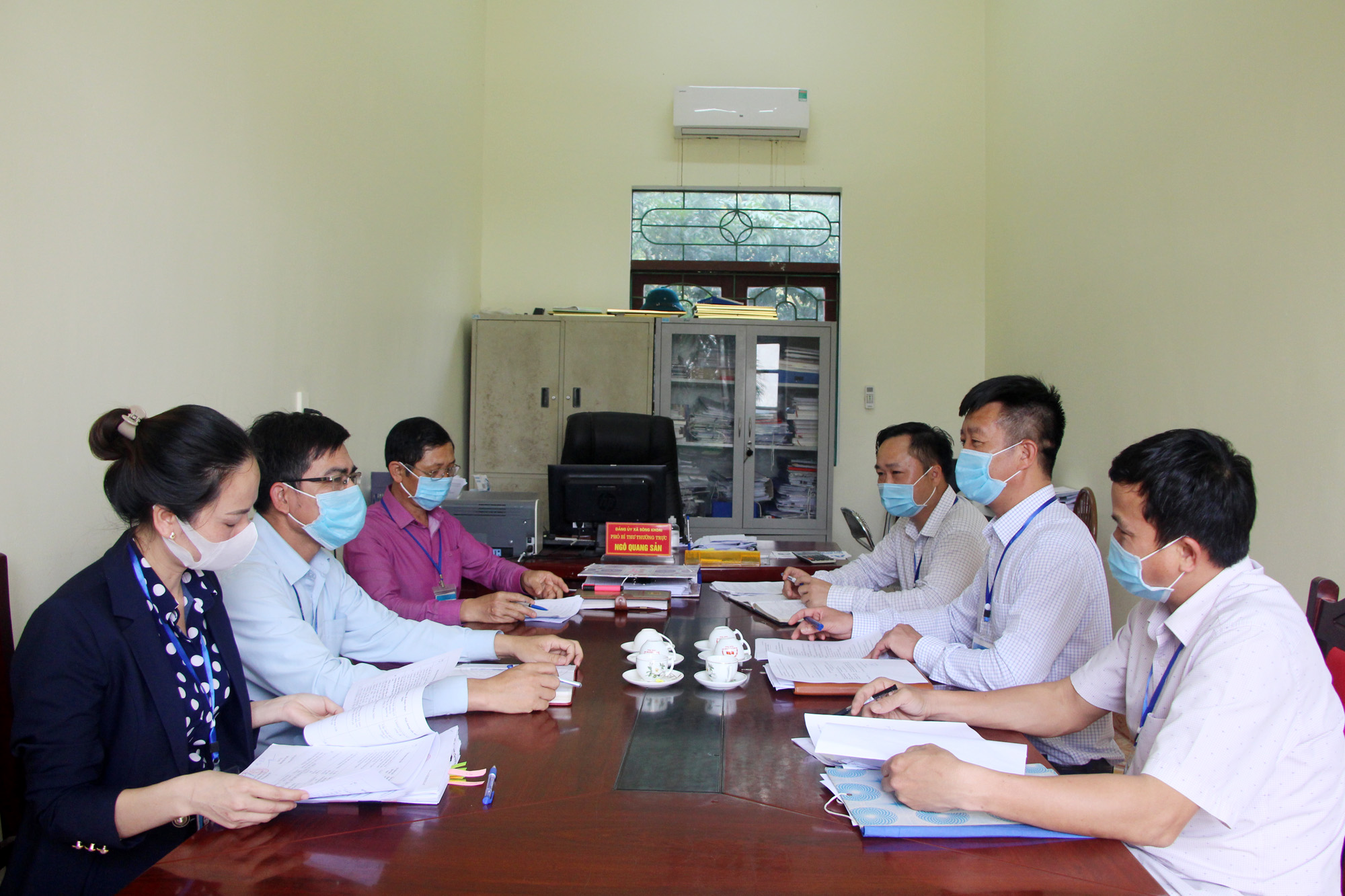 Ban Chỉ đạo bầu cử xã Sông Khoai (TX Quảng Yên) họp thảo luận về công tác chuẩn bị cho hội nghị hiệp thương lần 2.
