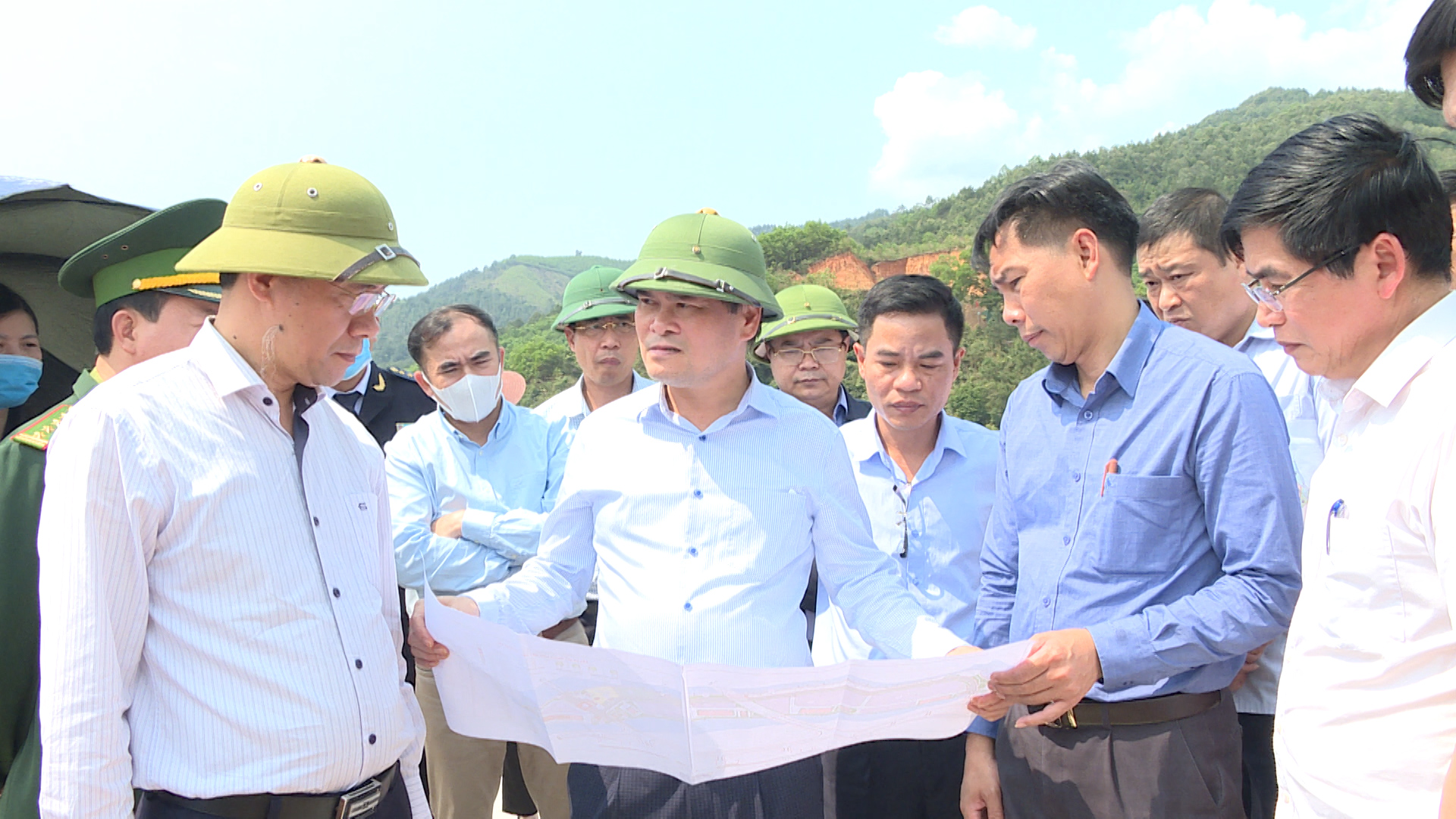 Đồng chí Bùi Văn Khắng, Phó Chủ tịch UBND tỉnh kiểm tra Dự án Hồ chứa nước Nà Mo, xã Vô Ngại, huyện Bình Liêu. Ảnh 2: 