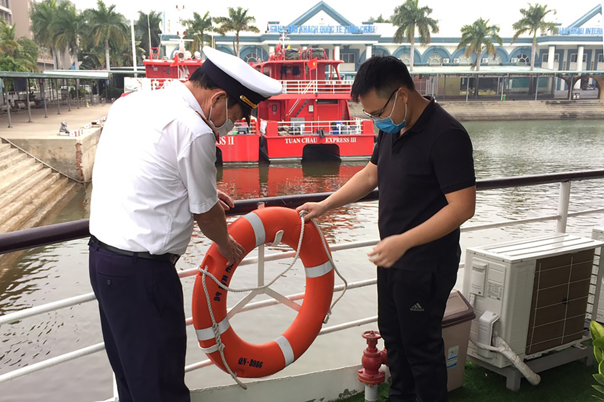 Cán bộ Cơ quan Cảng vụ kiểm tra thiết bị an toàn trên tàu du lịch