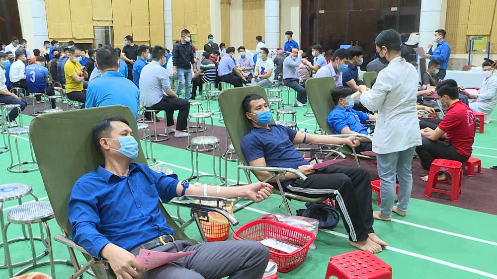Cán bộ, công nhân, đoàn viên thanh niên Công ty Than Hòn Gai - TKV tham gia hiến máu tình nguyện.