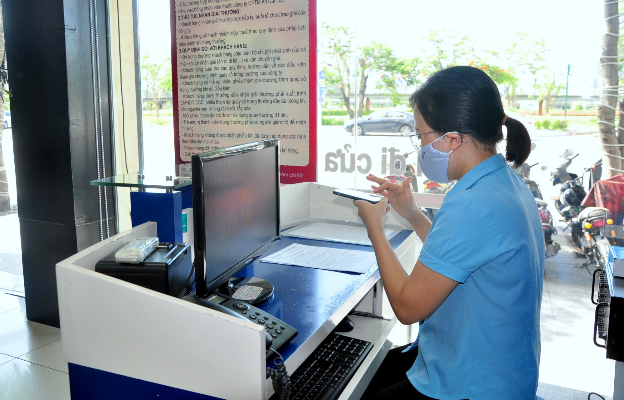Nhân viên Công ty CP Thương mại An Cát Lộc thực hiện nộp hồ sơ TTHC trên nền tảng dịch vụ công trực tuyến mức độ 4.
