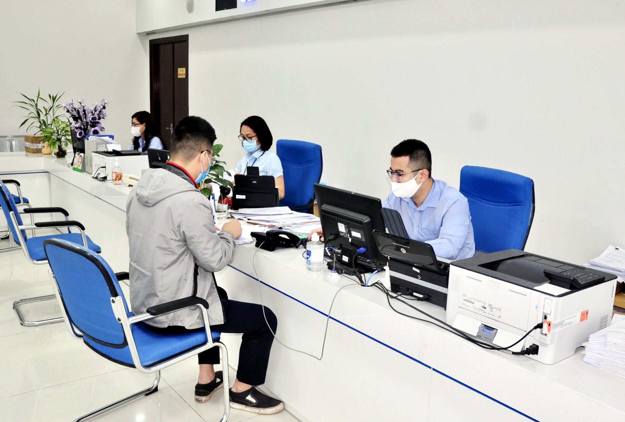 Cán bộ Sở KH&ĐT tiếp nhận, hướng dẫn thủ tục thành lập mới doanh nghiệp tại Trung tâm Phục vụ hành chính công tỉnh.