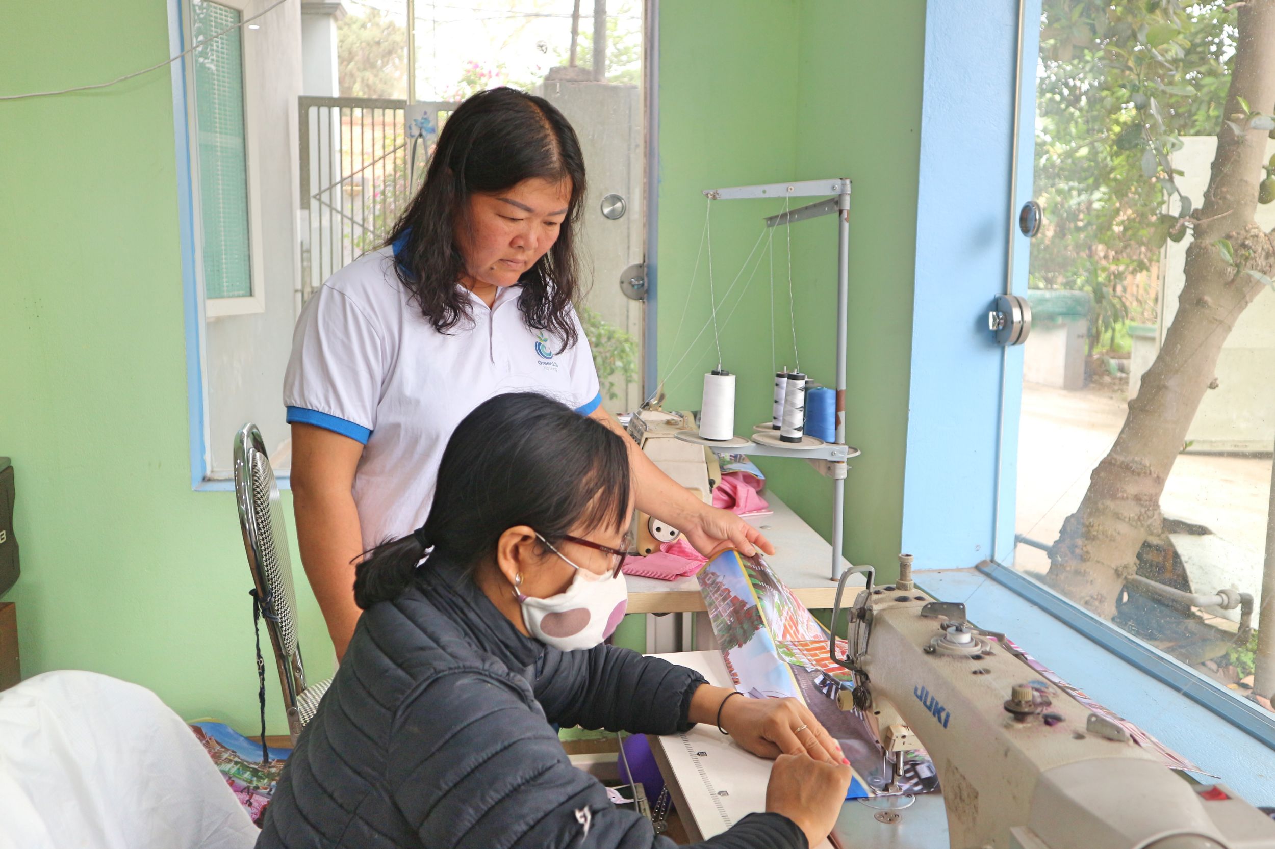 Chị Trần Thị Hương hướng dẫn nhân viên may các sản phẩm túi tái chế