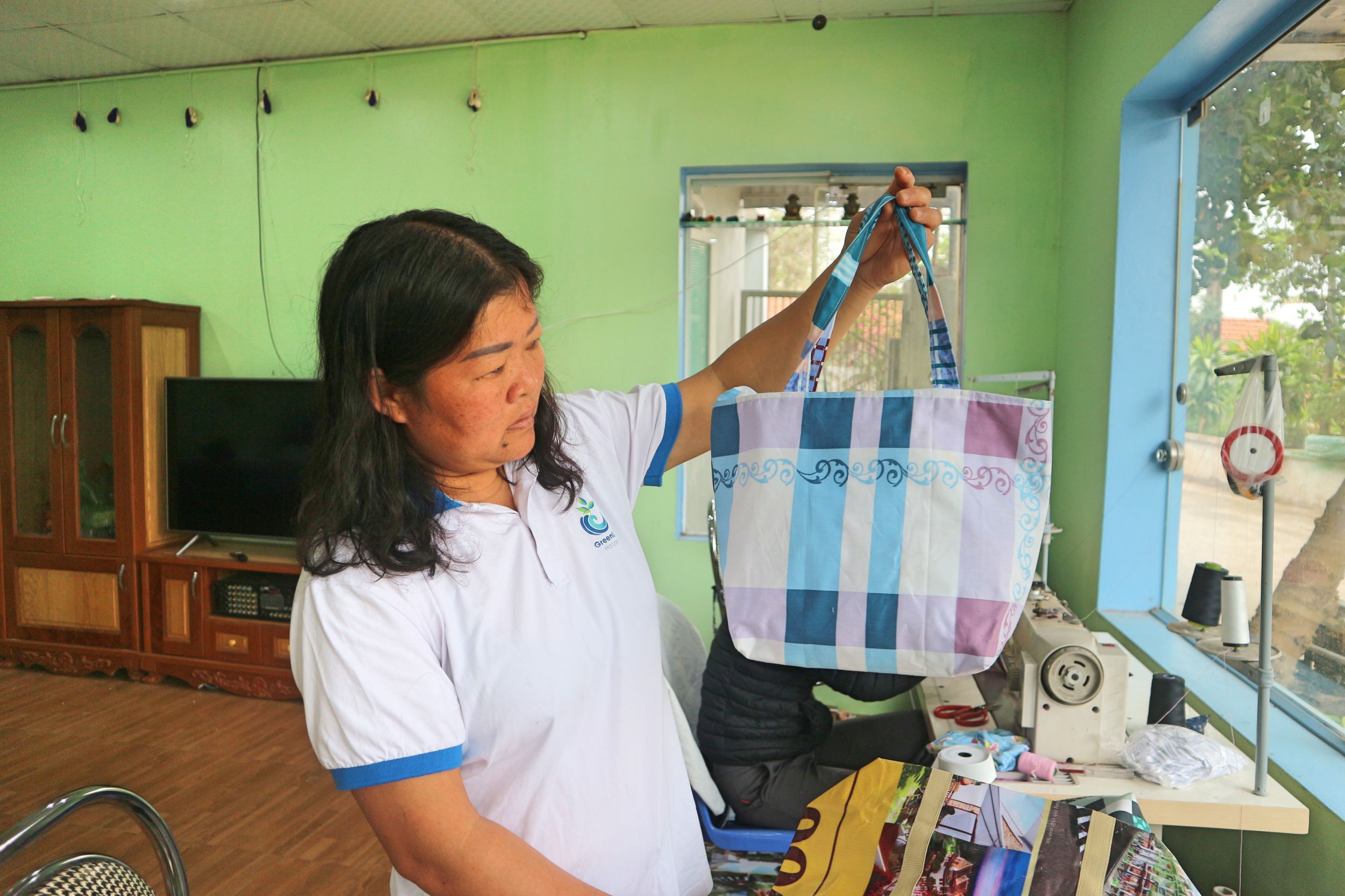 Những chiếc túi tái chế từ pano quảng cáo của chị Hương được rất nhiều khách hàng ưa chuộng