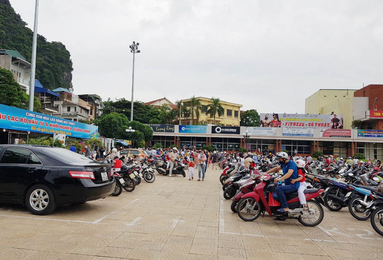 Phụ huynh được bố trí đỗ xe theo từng vị trí trong khu vực Cung Văn hóa Lao động Việt - Nhật chờ đón học sinh. 