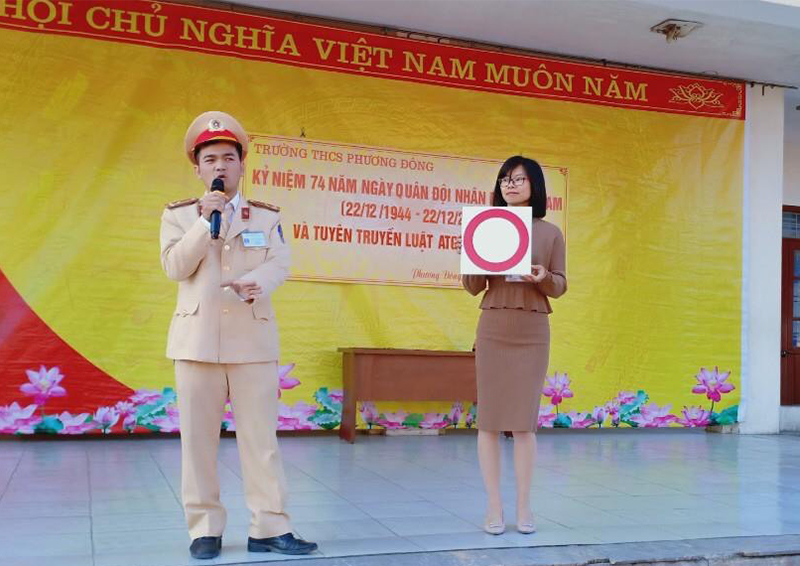 Trường THCS Phương Đông (TP Uông Bí) tổ chức tuyên truyền về ATGT.