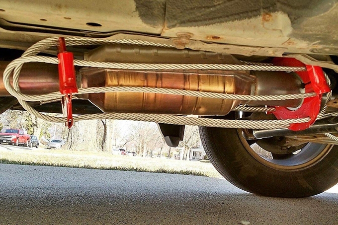 Lồng khóa bộ chuyển đổi xúc tác bằng dây thép. Ảnh: Heycar