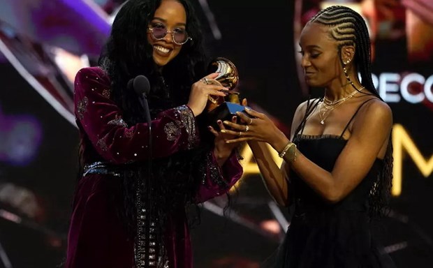 H.E.R (trái) và Tiara Thomas nhận giải Bài hát của năm cho 'I Cant Breathe' tại Lễ trao giải Grammy lần thứ 63. (Nguồn: AP)