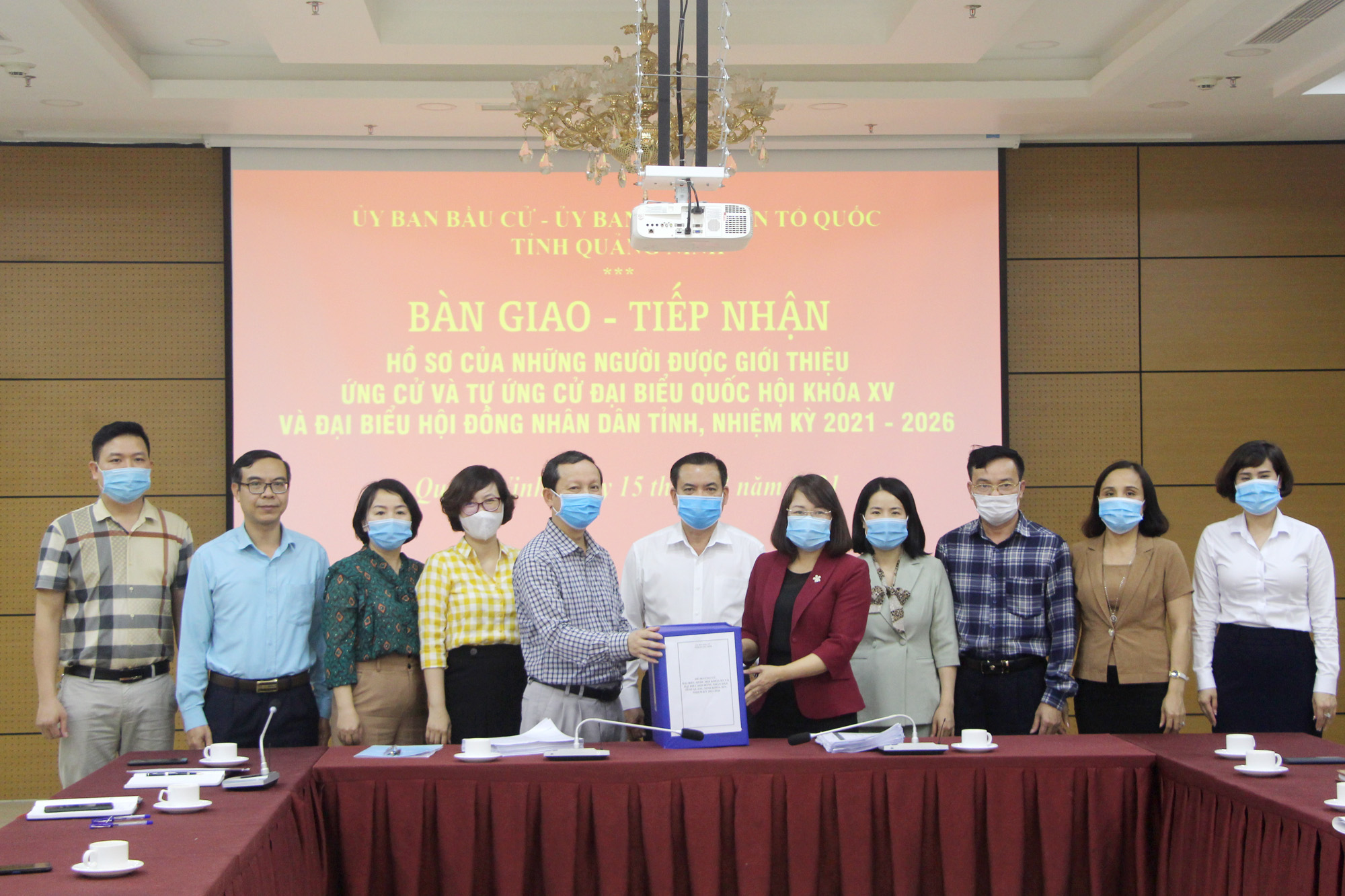Ủy ban bầu cử tỉnh bàn giao hồ sơ cho Ủy ban MTTQ Việt Nam tỉnh Quảng Ninh.