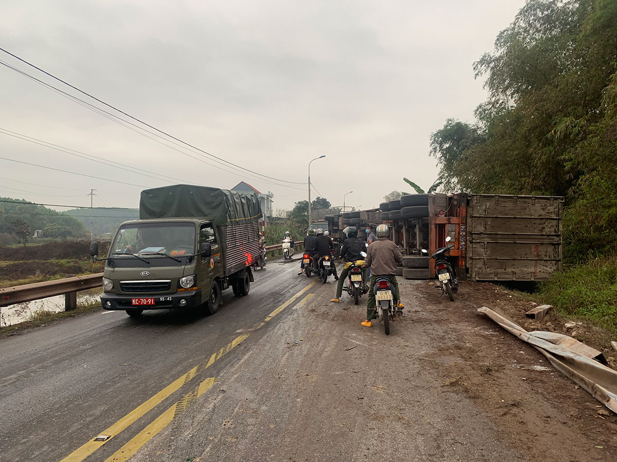 Một vụ TNGT xảy ra tại km182 đoạn quốc lộ 18A đi qua địa bàn huyện Đầm Hà. Ảnh chụp ngày 10/3. 
