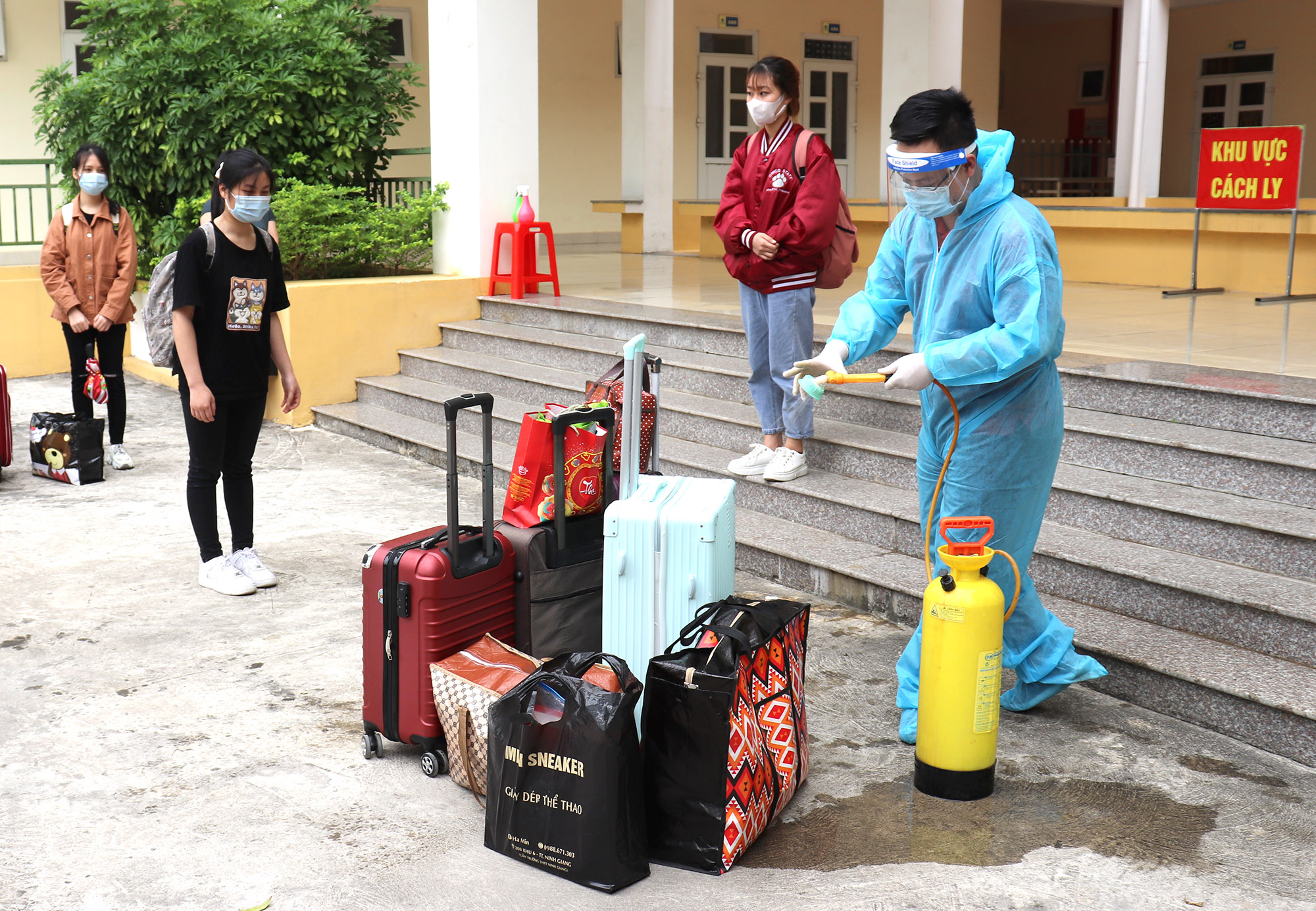 Hành lý của sinh viên được phun khử khuẩn, đảm bảo yêu cầu phòng chống dịch. 