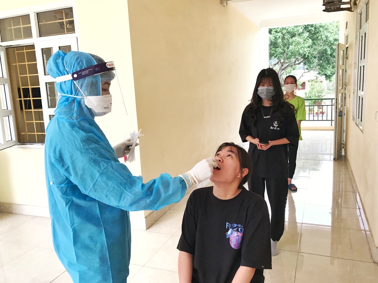Sinh viên được nhân viên y tế Bệnh viện Việt Nam - Thuỵ Điển Uông Bí lấy mẫu xét nghiệm tại khu cách ly trong trường. 