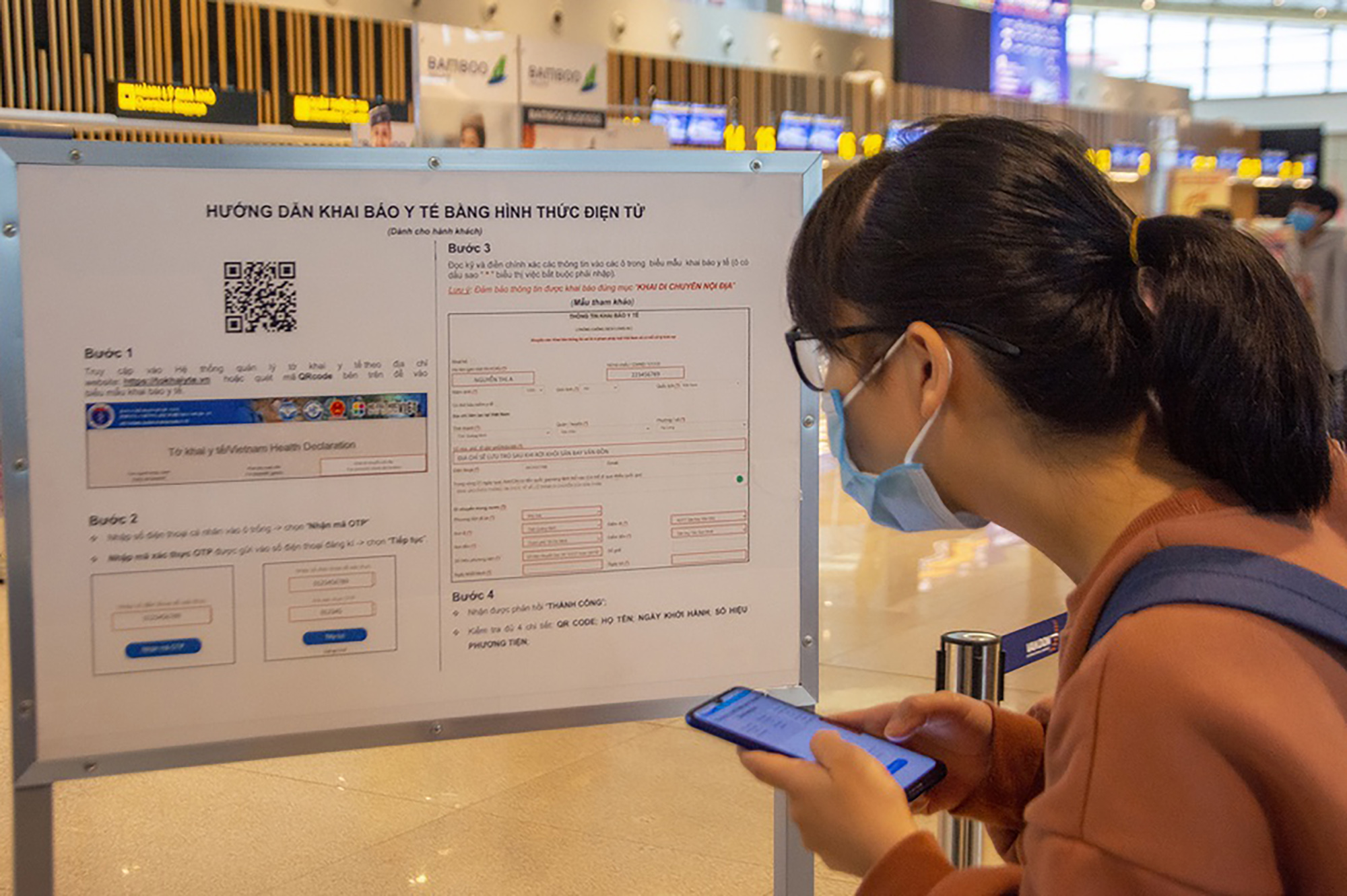 Hành khách thực hiện khai báo y tế điện tử tại sân bay Vân Đồn