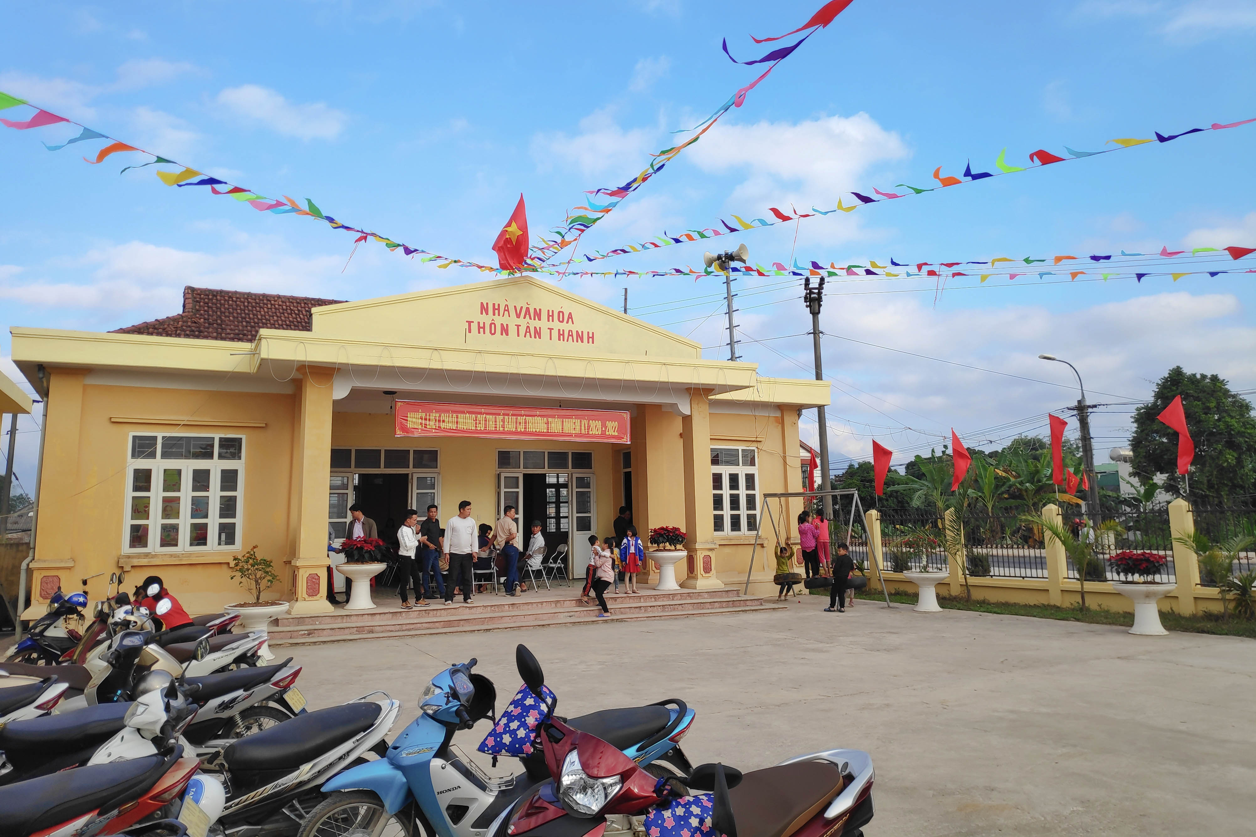 Nhà văn hóa là nơi nhân dân thôn Tân Thanh (xã Quảng Tân, huyện Đầm Hà) tập trung tổ chức bầu cử Bí thư chi bộ, Trưởng thôn năm 2020.
