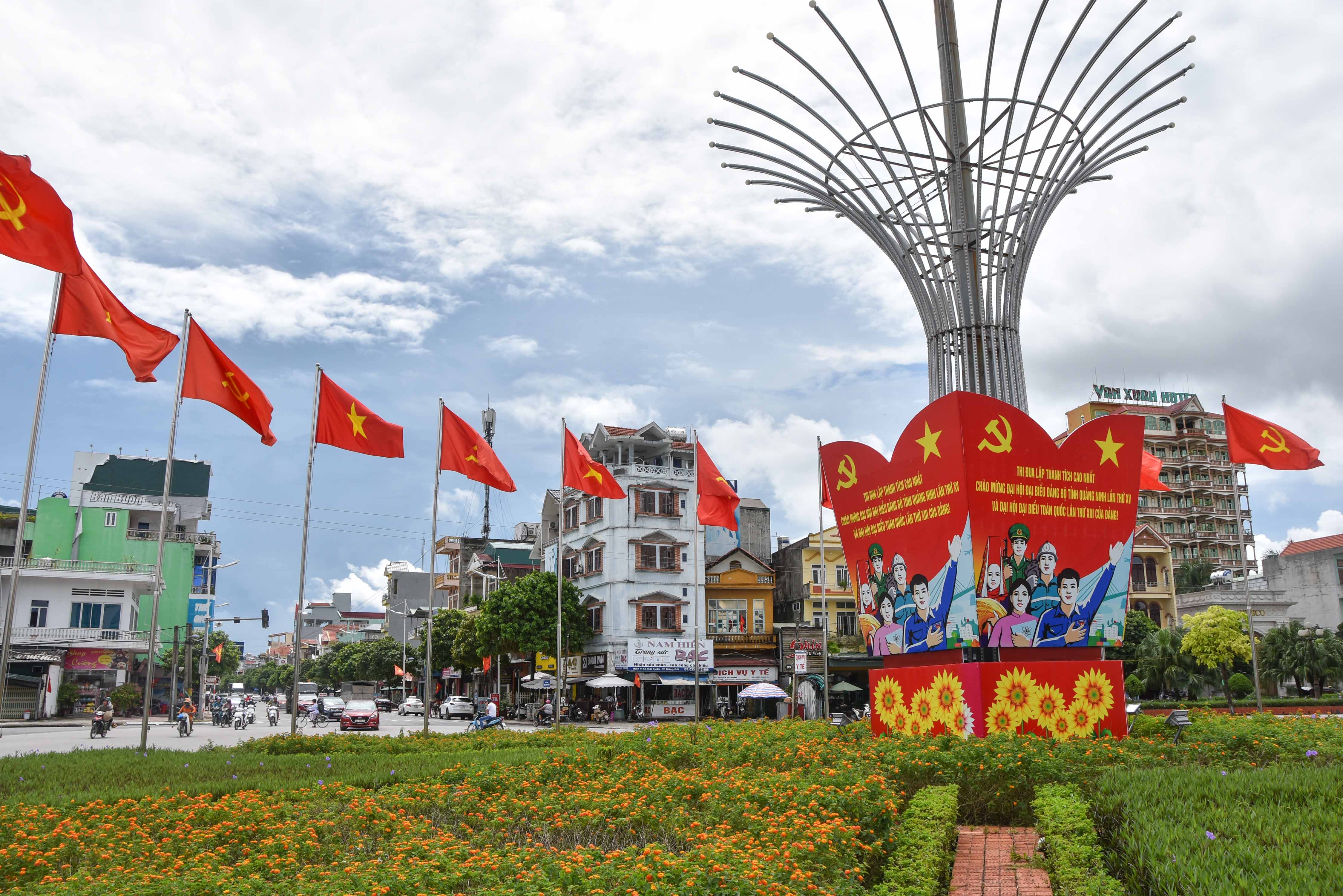 Đường phố TP Móng Cái được trang trí khánh tiết để chào mừng đại hội đảng các cấp và Tết Nguyên đán Tân Sửu 2021.