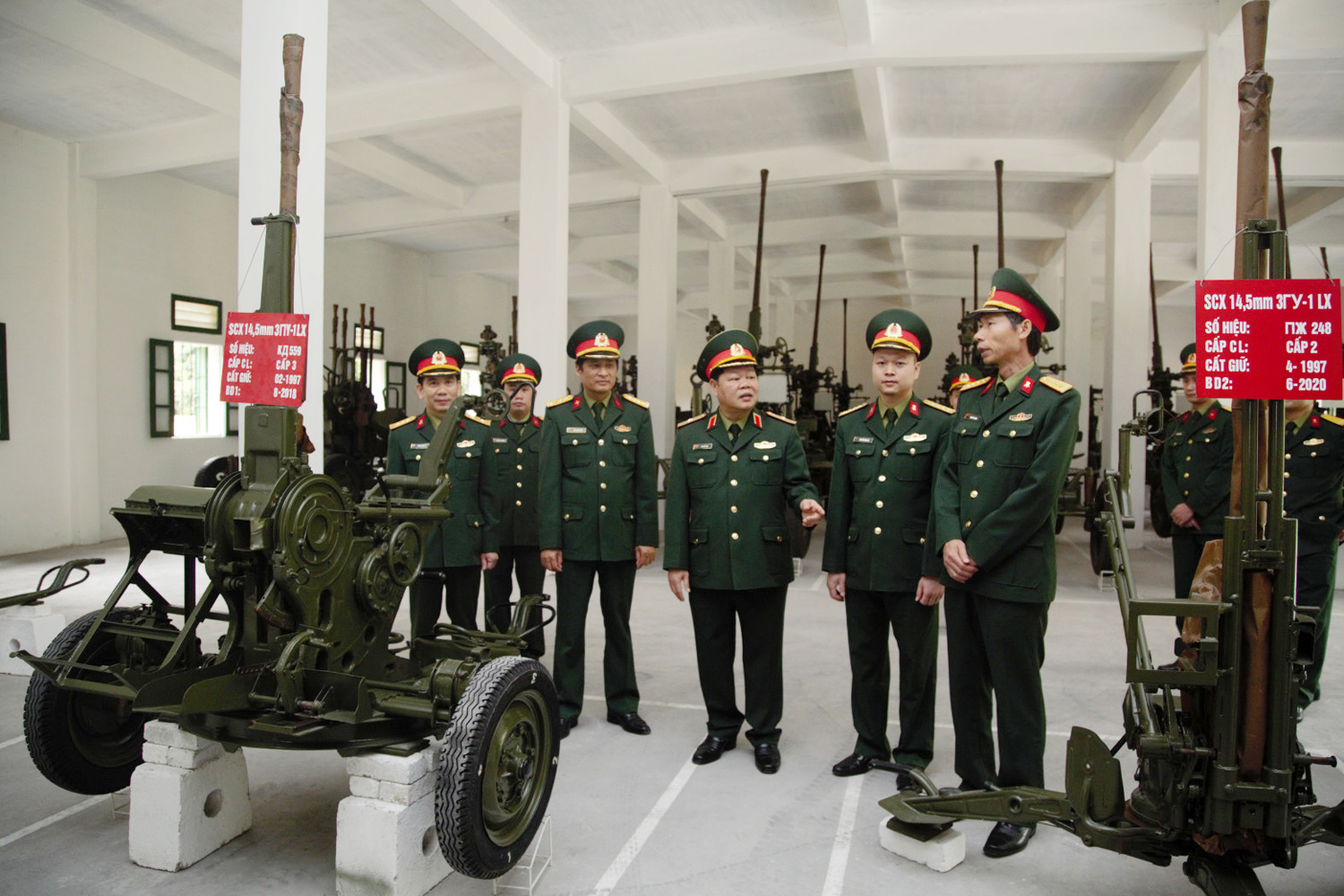 Thiếu tướng Hà Tất Đạt, Phó Tư lệnh Quân khu 3 kiểm tra công tác kỹ thuật tại Kho 29, Phòng Kỹ thuật, Bộ CHQS tỉnh (13/3/2021)
