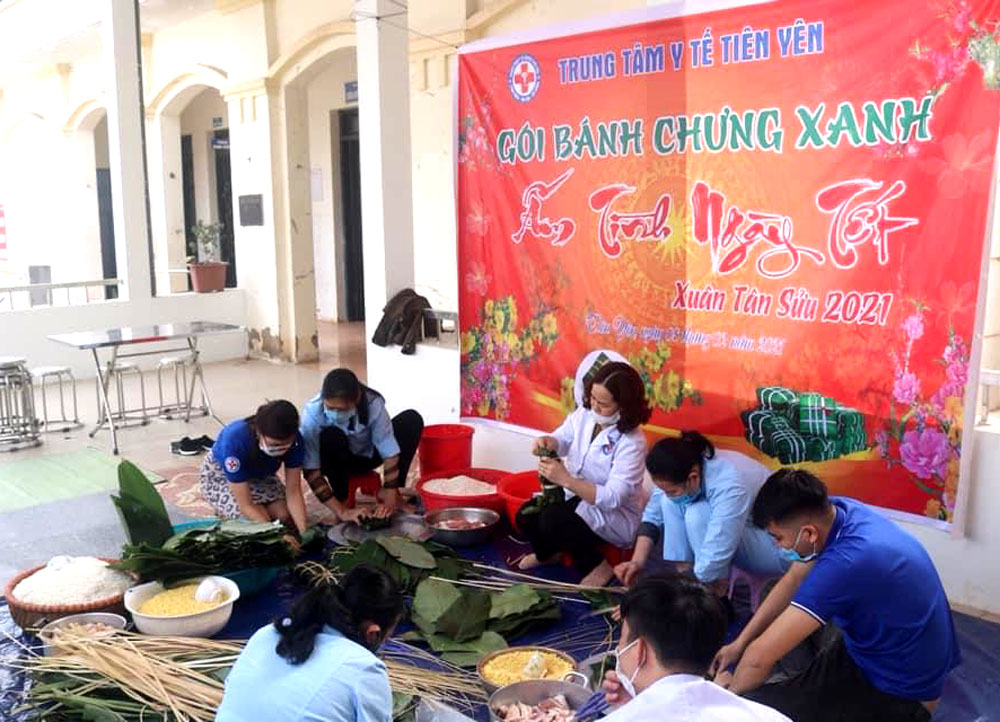 Nguyễn Vũ Long (ngoài cùng bên phải) cùng các ĐVTN Trung tâm Y tế huyện gói bánh chưng tặng bệnh nhân tại Trung tâm dịp Tết Nguyên đán 2021.