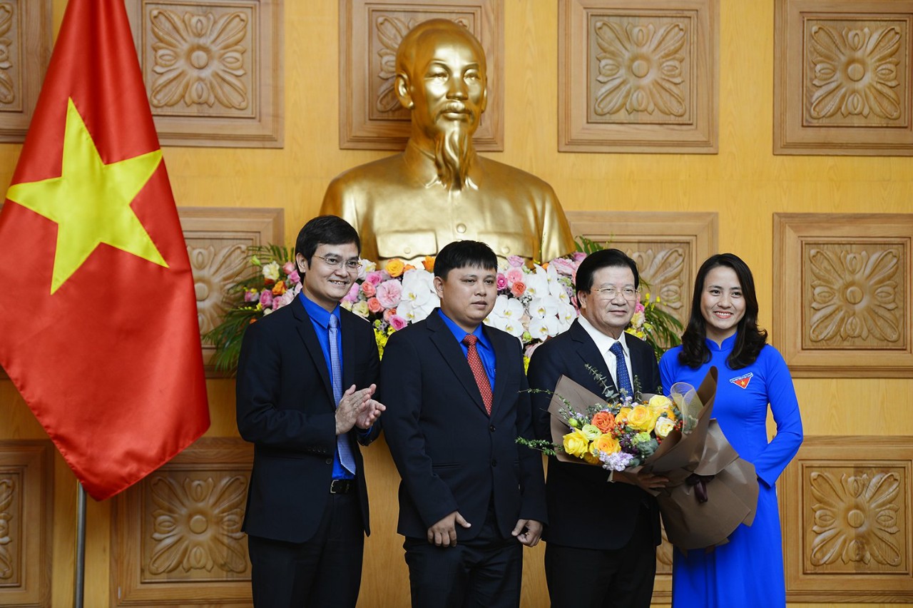 Nguyễn Thị Hiền vinh dự được Phó Thủ tướng Chính phủ Trịnh Đình Dũng tặng hoa chúc mừng tại Văn phòng Chính phủ.