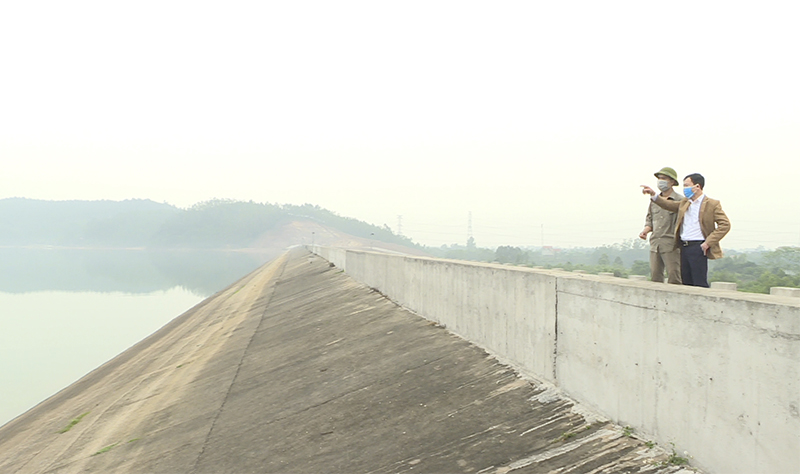 Lãnh đạo Công ty TNHH MTV Thủy lợi Đông Triều kiểm tra hồ đập.
