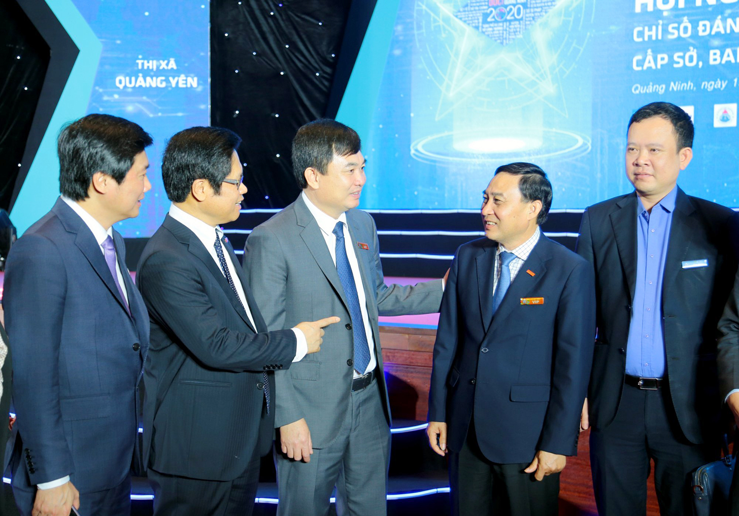 Các đồng chí lãnh đạo tỉnh trò chuyện với doanh nghiệp tại hội nghị công bố DDCI Quảng Ninh 2021