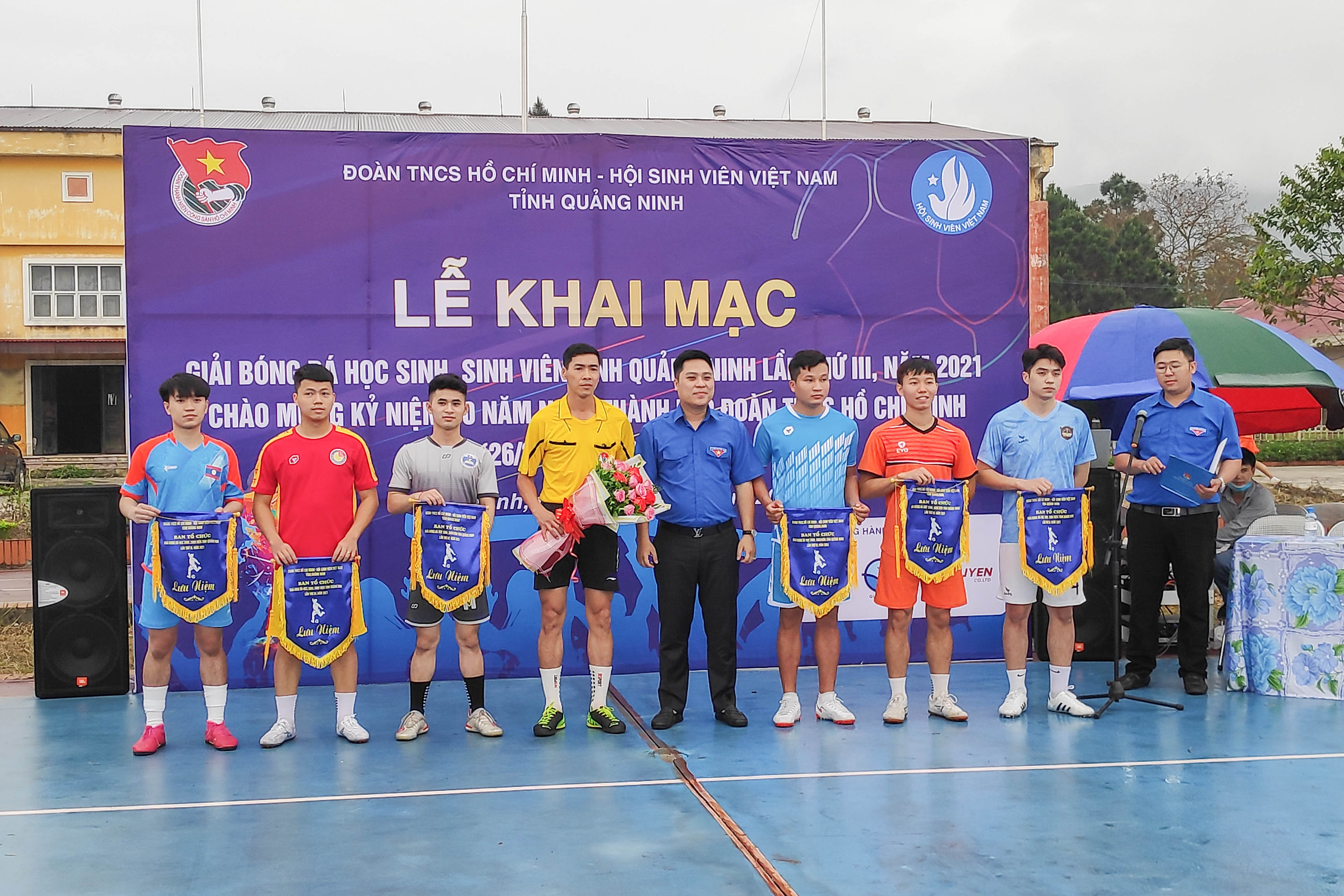 Ban Tổ chức trao Cờ lưu niệm cho đại diện 6 đội bóng tham gia giải và tổ trọng tài.