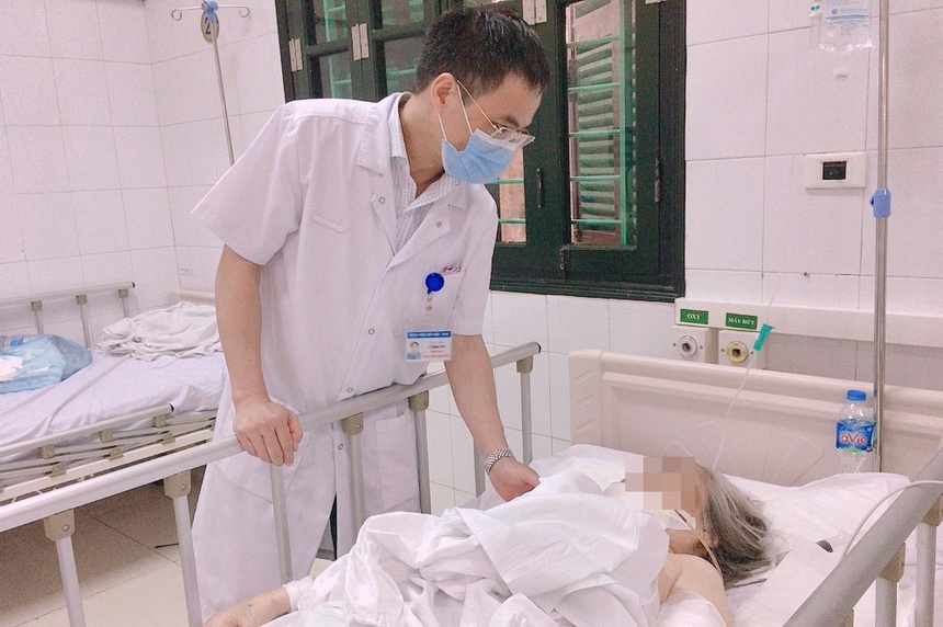 Bà T. đang điều trị tại Bệnh viện Việt Đức sau khi bị chó cắn. Ảnh: Bệnh viện cung cấp.
