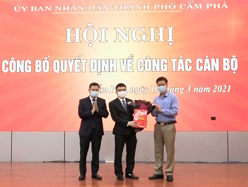 Lãnh đạo TP Cẩm Phả trao quyết định bổ nhiệm Trưởng phòng Kinh tế.