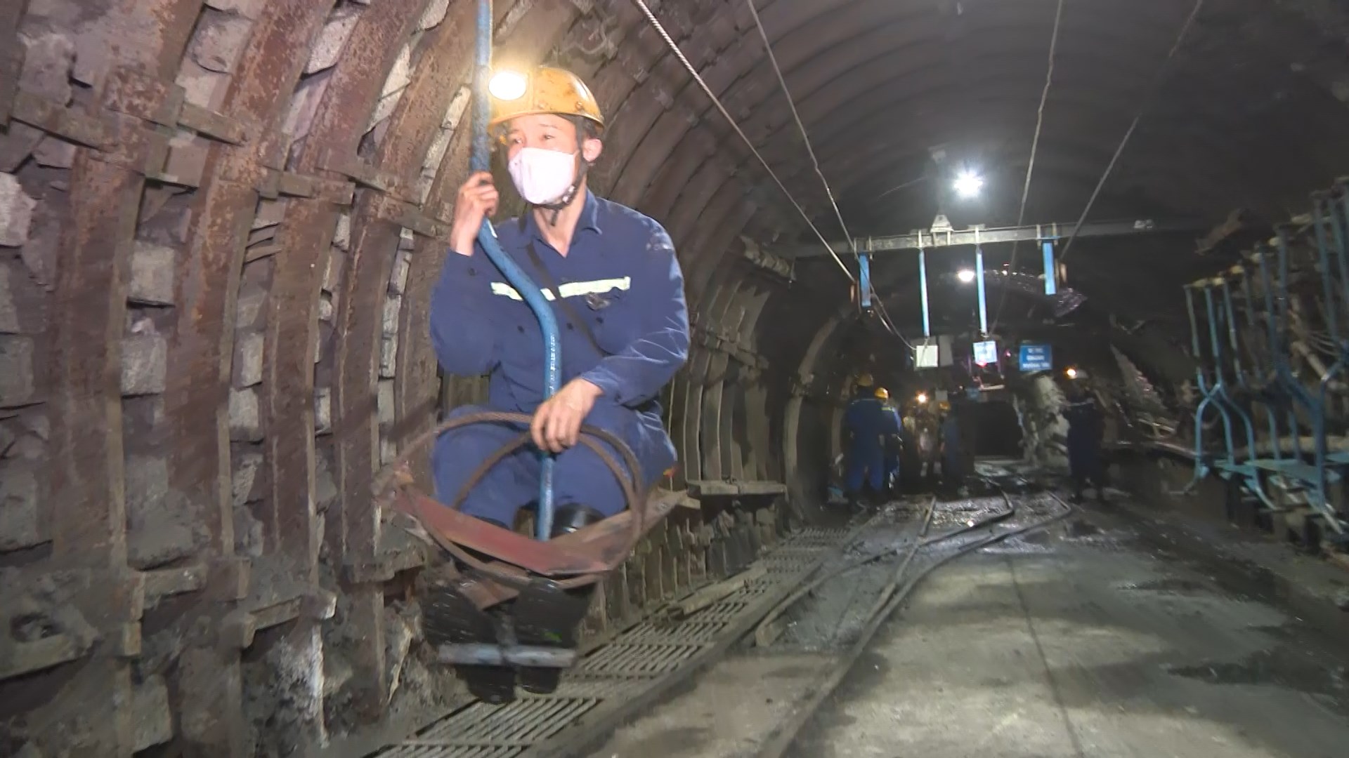 Tời chở người dạng ngồi của Công ty CP than Hà Lầm mới được đưa vào phục vụ thợ mỏ từ tháng 8/2020.