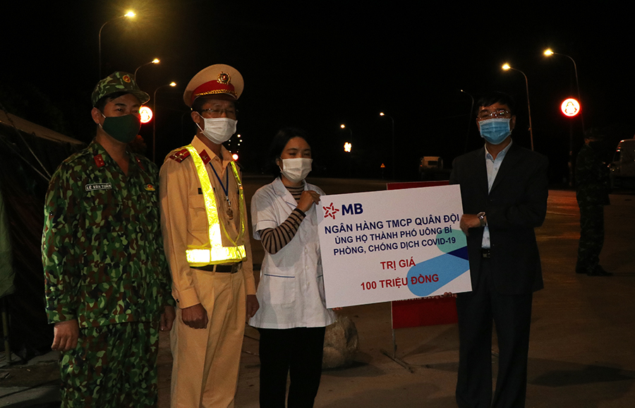 Nhân dịp này, TP Uông Bí TP Uông Bí đã trao kinh phí hỗ trợ 150 triệu đồng cho 7 lực lượng trực tiếp tham gia trực chốt cầu Đá Bạc. 