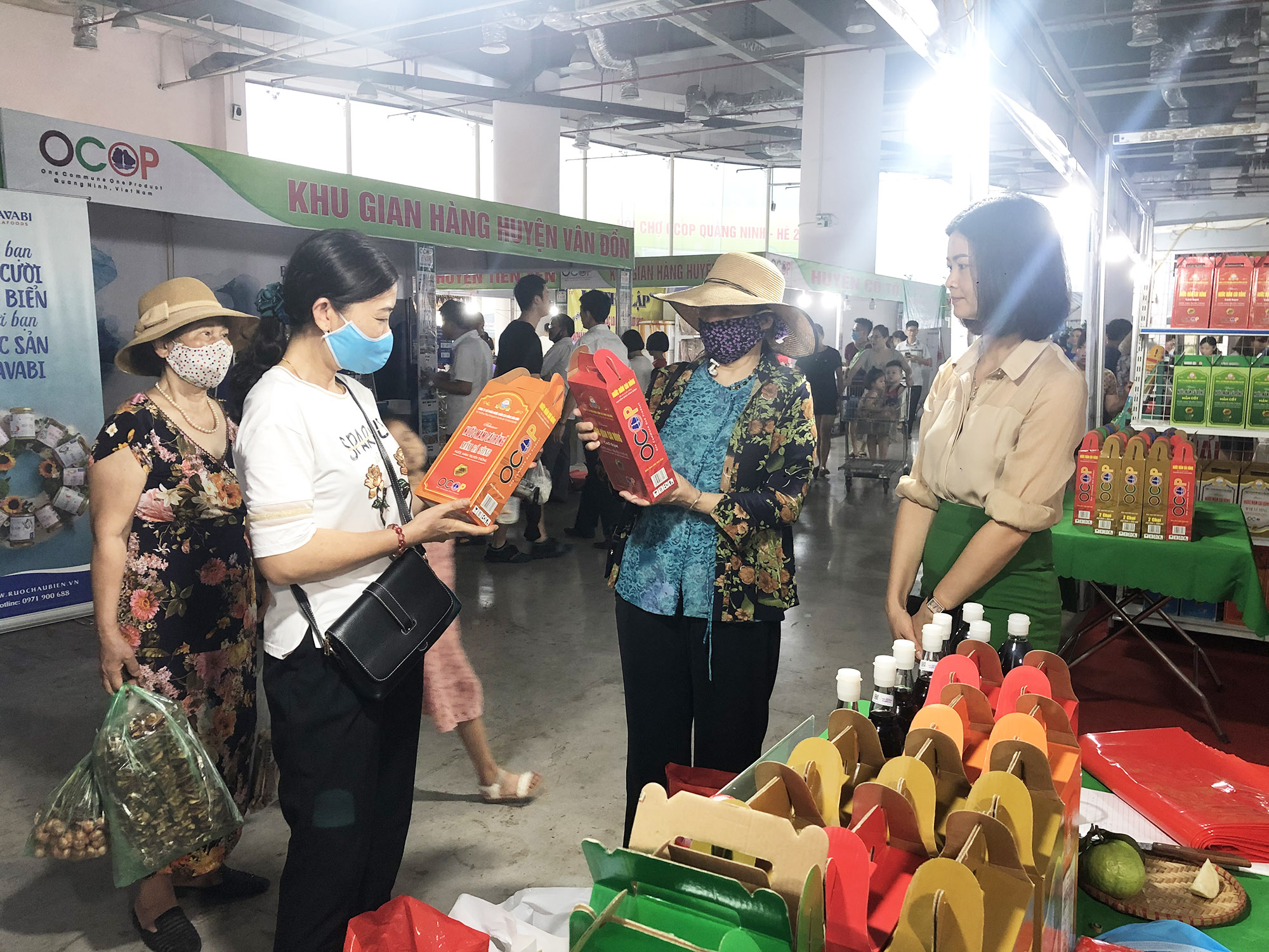 Các sản phẩm của tỉnh Quảng Ninh được bày bán tại Hội chợ OCOP - Hè 2020.