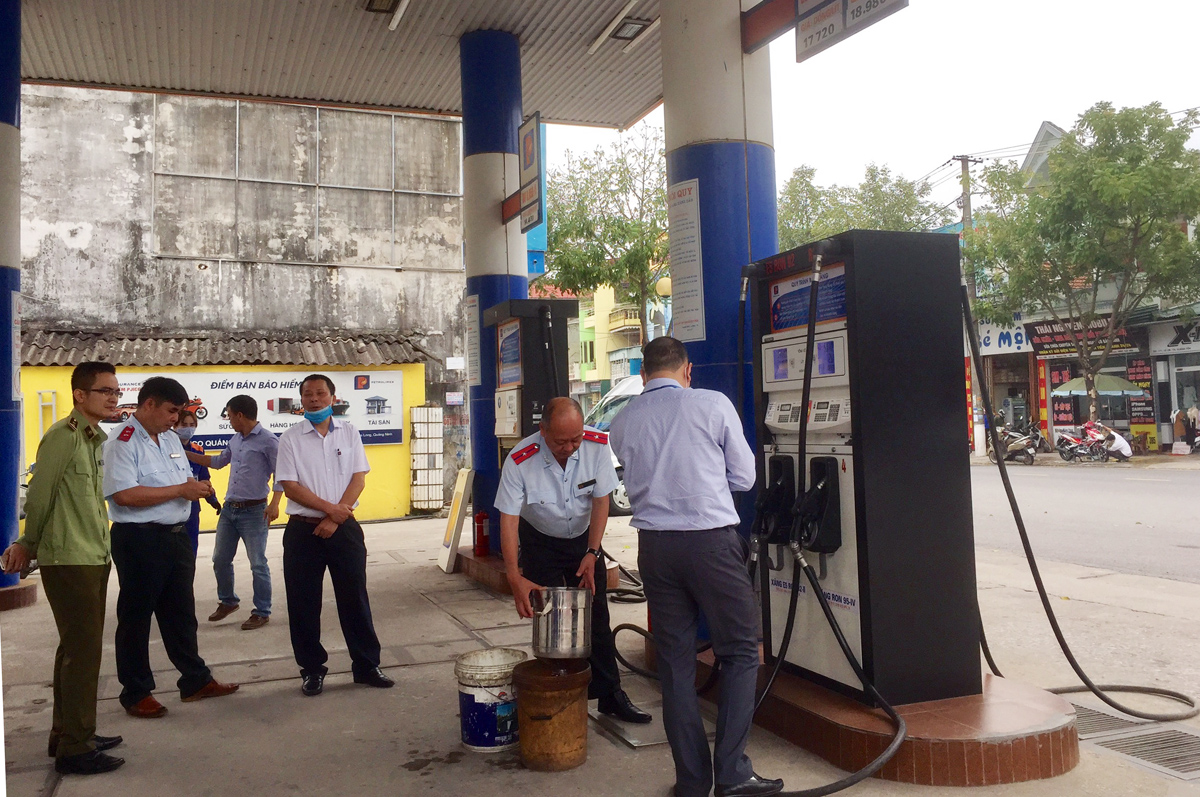 Đoàn Thanh tra lấy mẫu xăng dầu tại Petrolimex - Cửa hàng 14 (TX Quảng Yên).