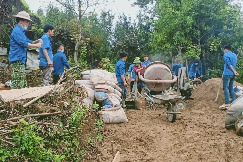 ĐVTN xã Đồng Văn (huyện Bình Liêu) hỗ trợ người dân làm đường nông thôn mới nhân Tháng Thanh niên năm 2021.