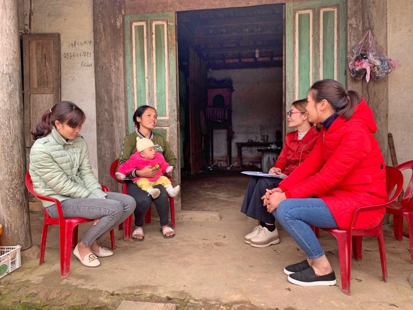 Cán bộ dân số của Trung tâm Y tế huyện Ba Chẽ thực hiện tuyên truyền về công tác DS-KHHGĐ tại xã Lương Mông