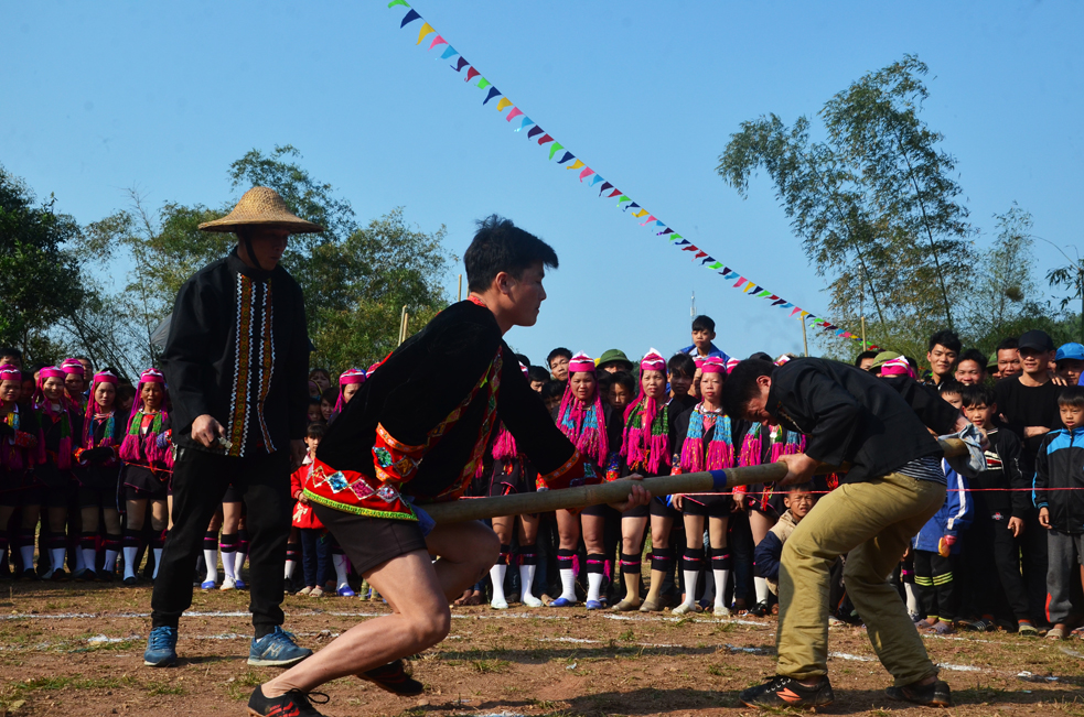 Thi đẩy gậy tại lễ hội văn hóa thể thao dân tộc Dao xã Hà Lâu huyện Tiên Yên.