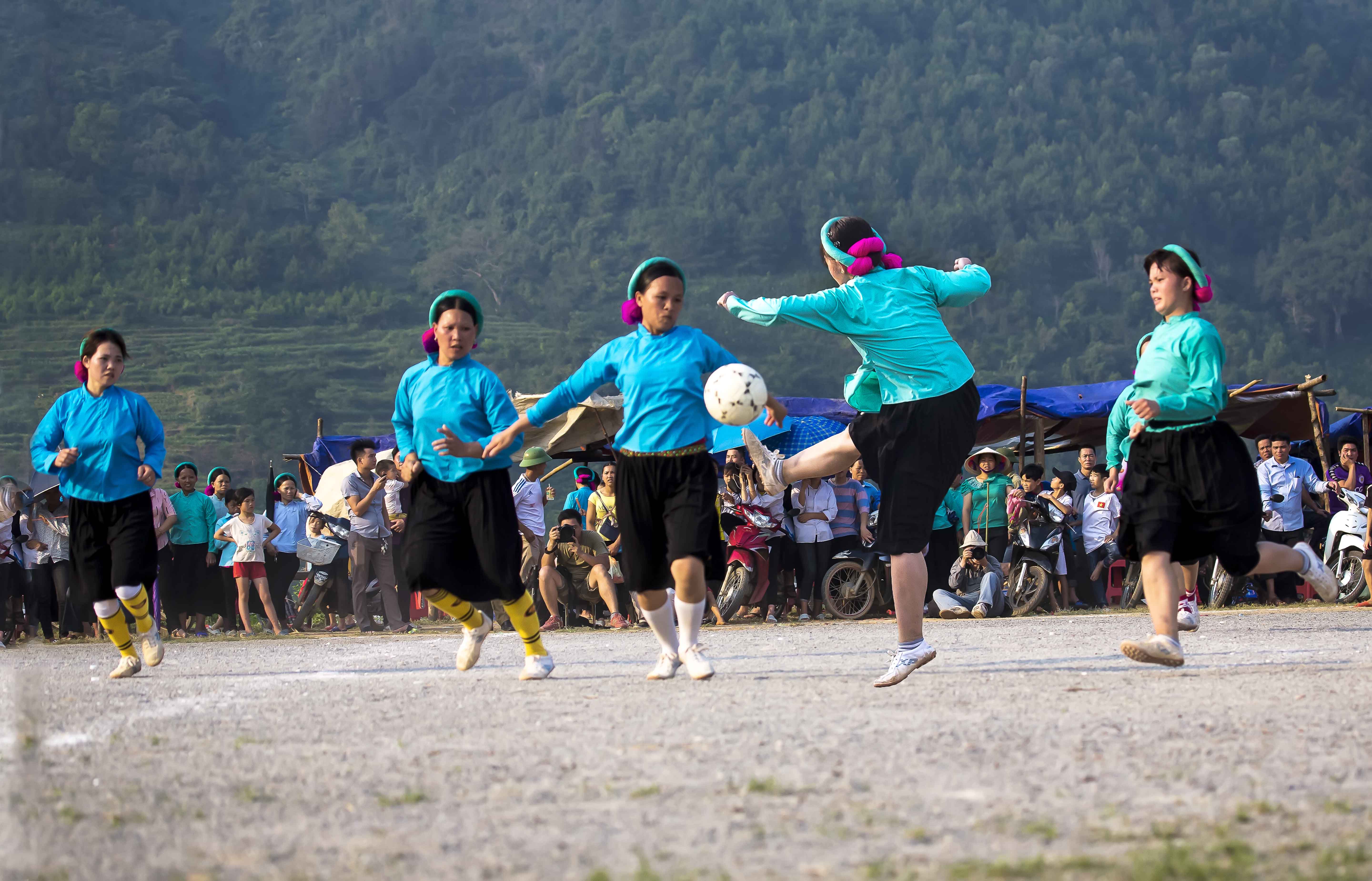 Giao lưu bóng đá nữ dân tộc Sán Chỉ tại xã Húc Động, huyện Bình Liêu.