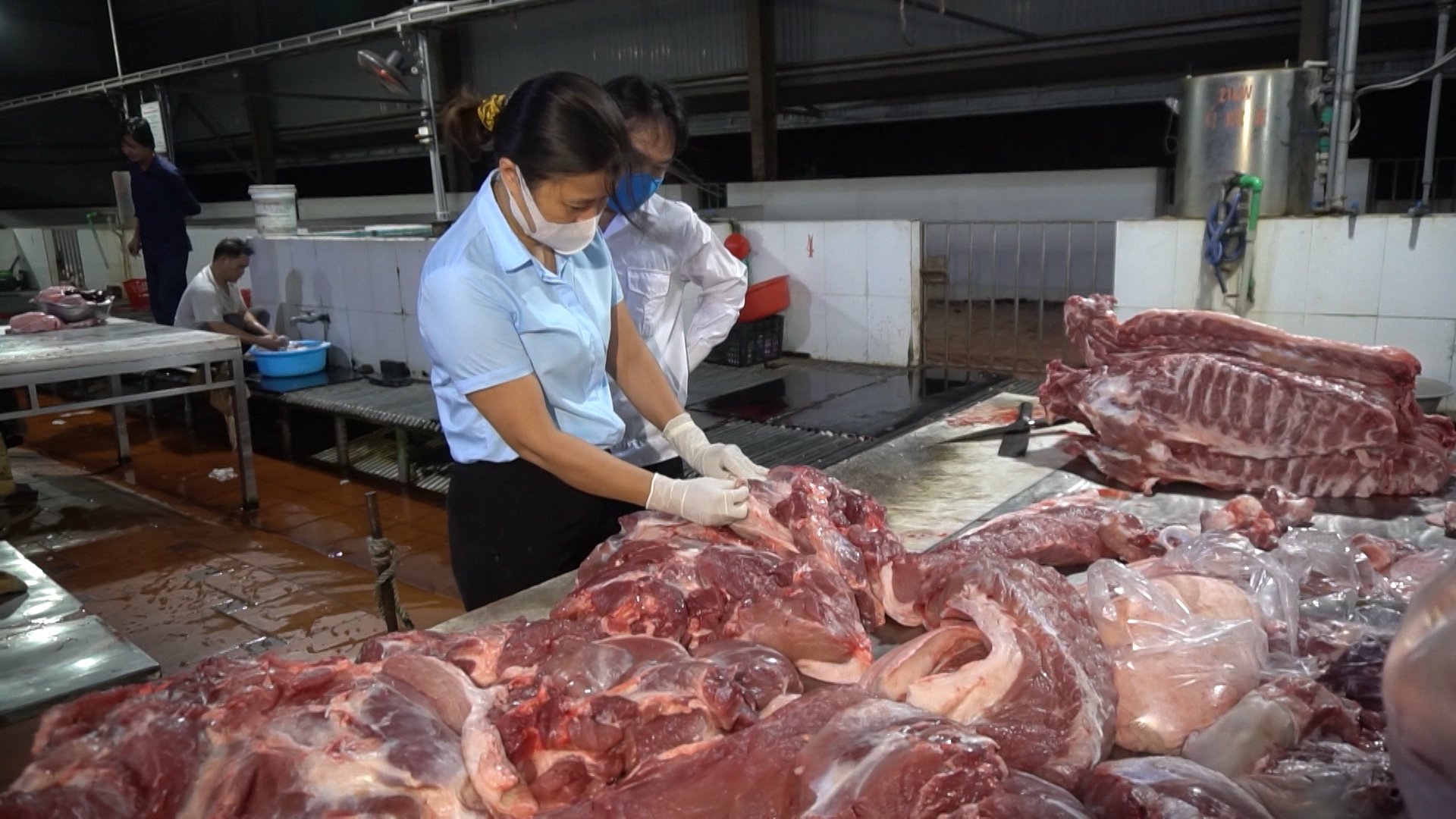Cán bộ thú y đóng dấu kiểm dịch trước khi thực phẩm đưa ra thị trường tại Cơ sở giết mổ tập trung Đức hà, TP Uông Bí vào tháng 1/2021. Ảnh: Đinh Hằng.