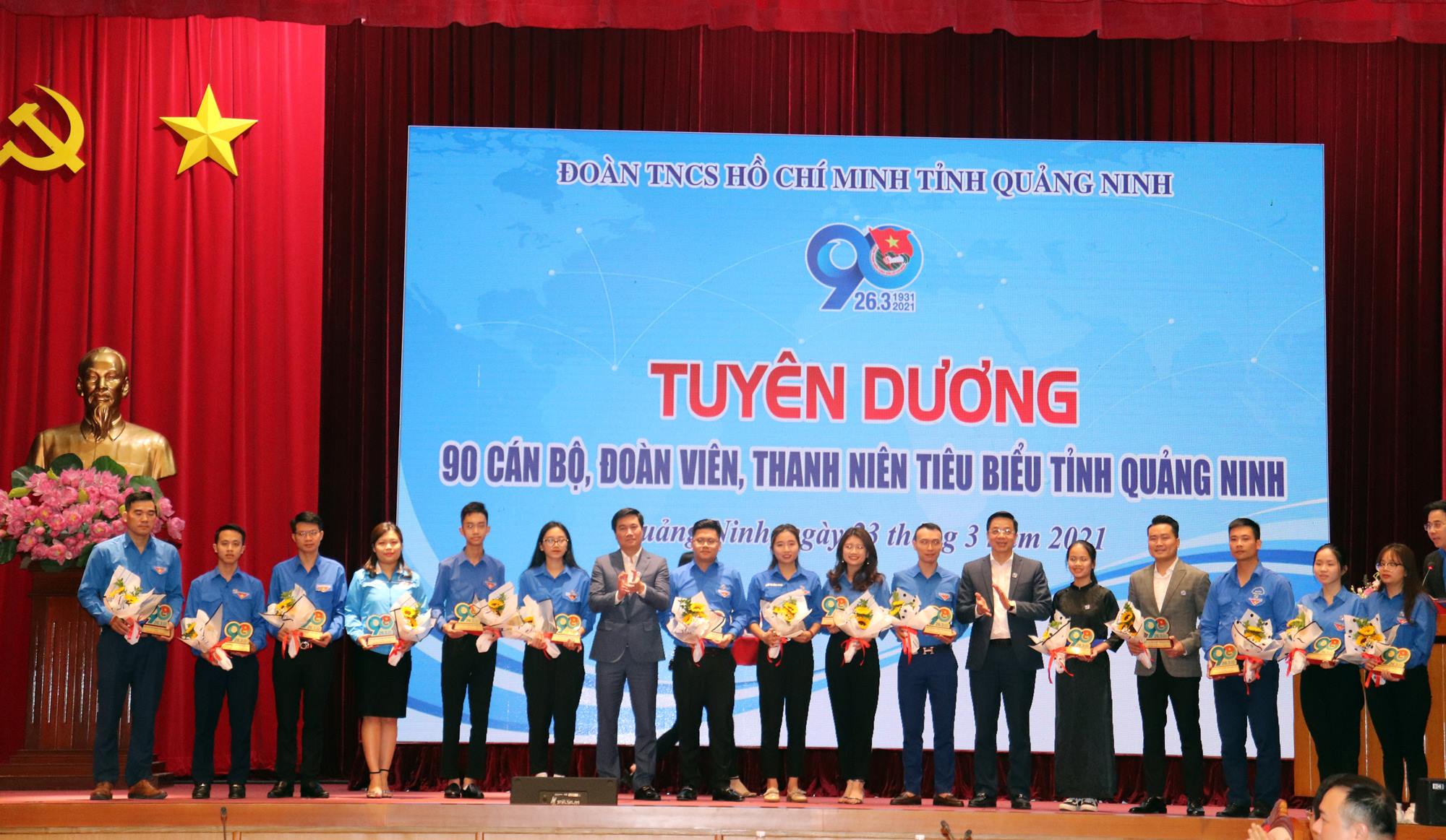 Đồng chí Nguyễn Tường Văn, Chủ tịch UBND tỉnh trao biểu trưng cho các ĐVTN tiêu biểu tham gia chương trình giao lưu đối thoại. 