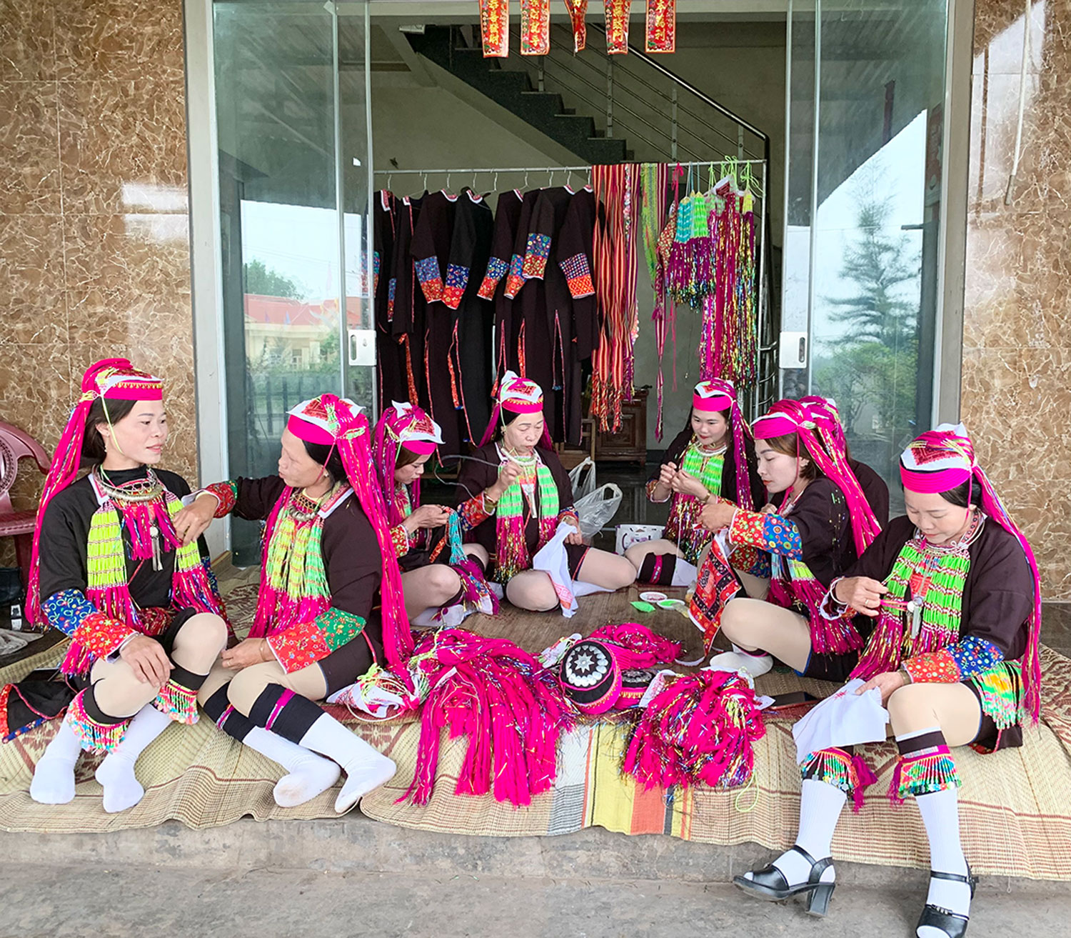 Mỗi bộ trang phục đều được người phụ nữ dân tộc Dao Thanh Y thêu cầu kỳ, tỉ mỉ, thể hiện sự sáng tạo và tư duy thẩm mĩ.