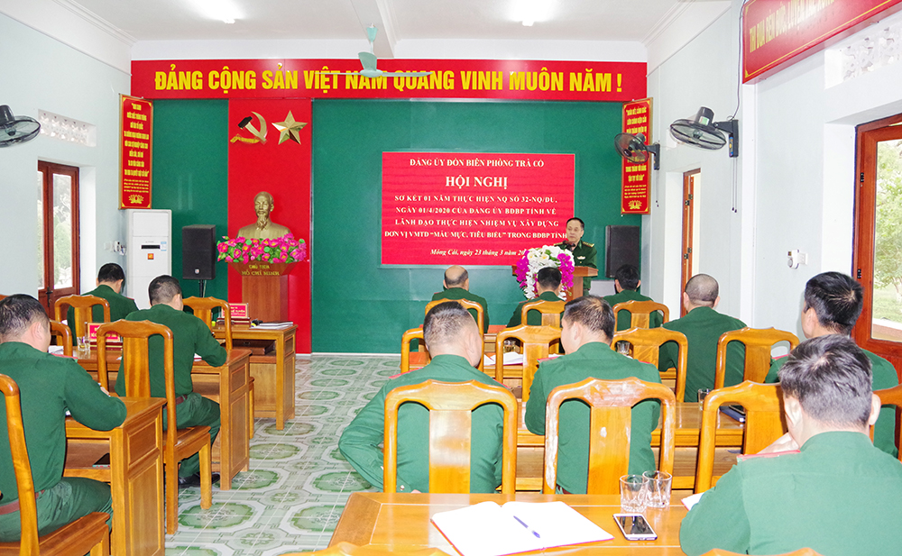 Đại tá Bùi Thế Tuyên, Phó Chỉ huy trưởng, Tham mưu trưởng BĐBP tỉnh phát biểu ghi nhận những kết quả mà Đồn BP Trà Cổ đã đạt được trong thực hiện Nghị quyết 32.