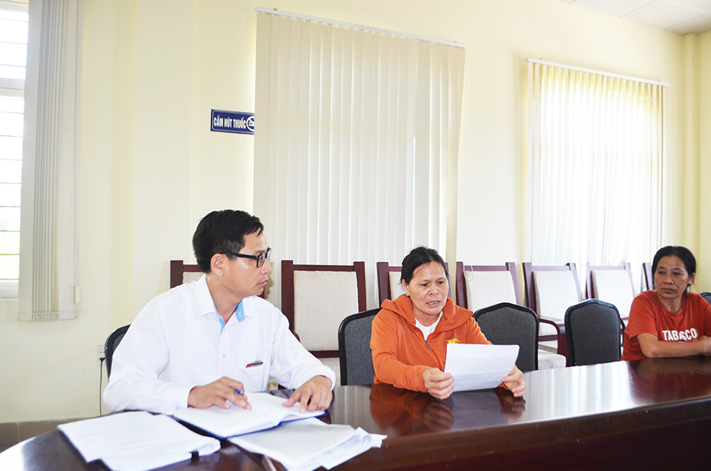 Cán bộ Ban Tiếp công dân tỉnh tiếp nhận nội dung kiến nghị của công dân tại Trụ sở Tiếp công dân tỉnh.