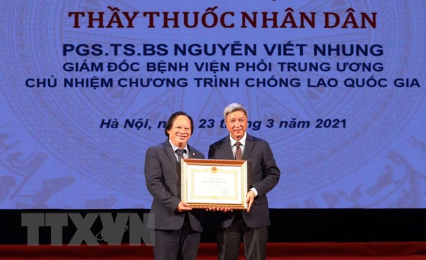 Cham dut benh lao: Moi lo khi 70% nguoi mac trong do tuoi lao dong hinh anh 3 Thứ trưởng Bộ Y tế Nguyễn Trương Sơn trao danh hiệu Thầy thuốc Nhân dân cho phó giáo sư Nguyễn Viết Nhung. (Ảnh: Anh Tuấn/TTXVN)