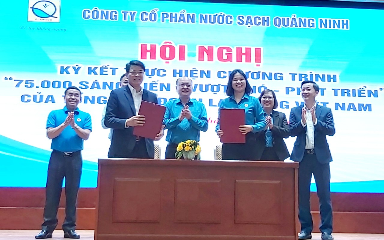 Đại diện Ban Giám đốc và Công đoàn Công ty CP nước sạch Quảng Ninh ký kết 