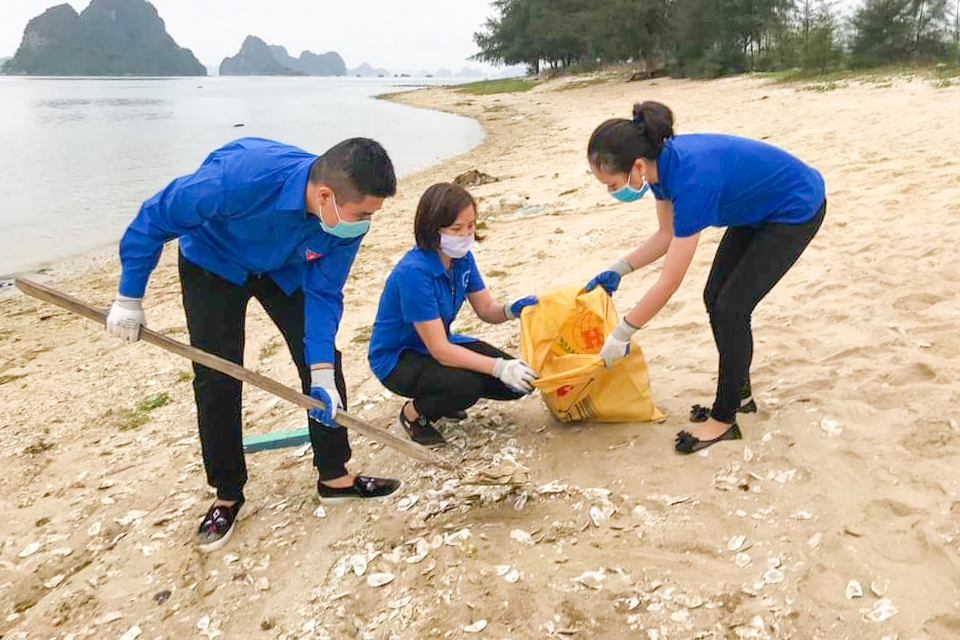 ĐVTN thị trấn Cái Rồng (huyện Vân Đồn) thực hiện chiến dịch.